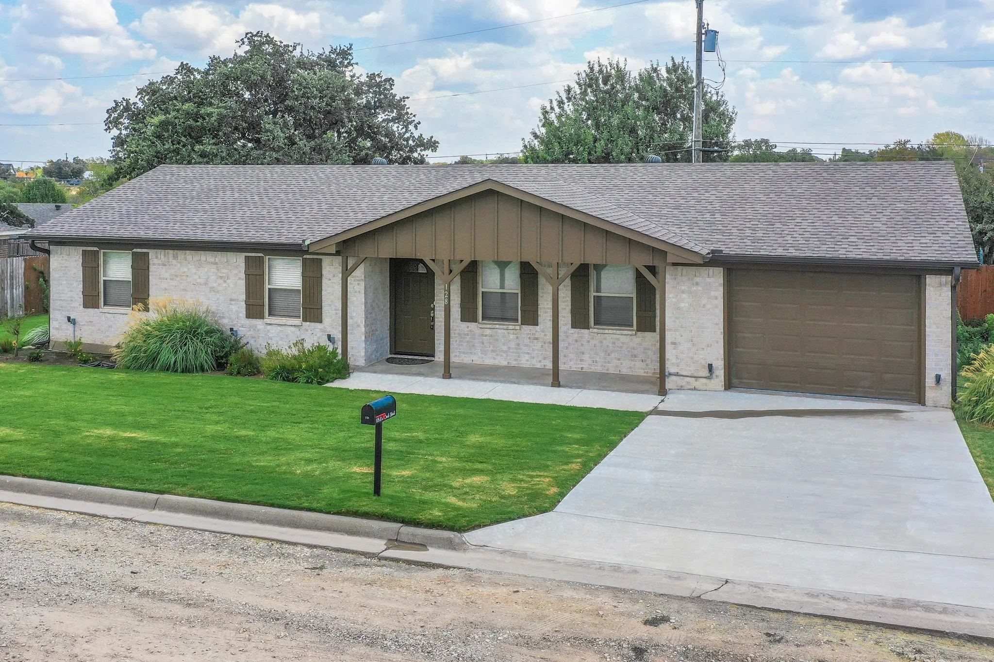 Single Family Residence For Sale in Jack County , 128 Oak Creek Street, Jacksboro, Texas 76458, 4 Bedroom, 2 Bathroom, 1 Garage spaces, 1,274 Sqft, built in 1980, mls#21380850, Real Estate Agent in Jacksboro, Homes For Sale in Jack county, Homes For Sale in Jacksboro, Realtor in Jacksboro Texas, Real Estate Brokerage Independent Realty Texas, Luminita Cordes Realtor