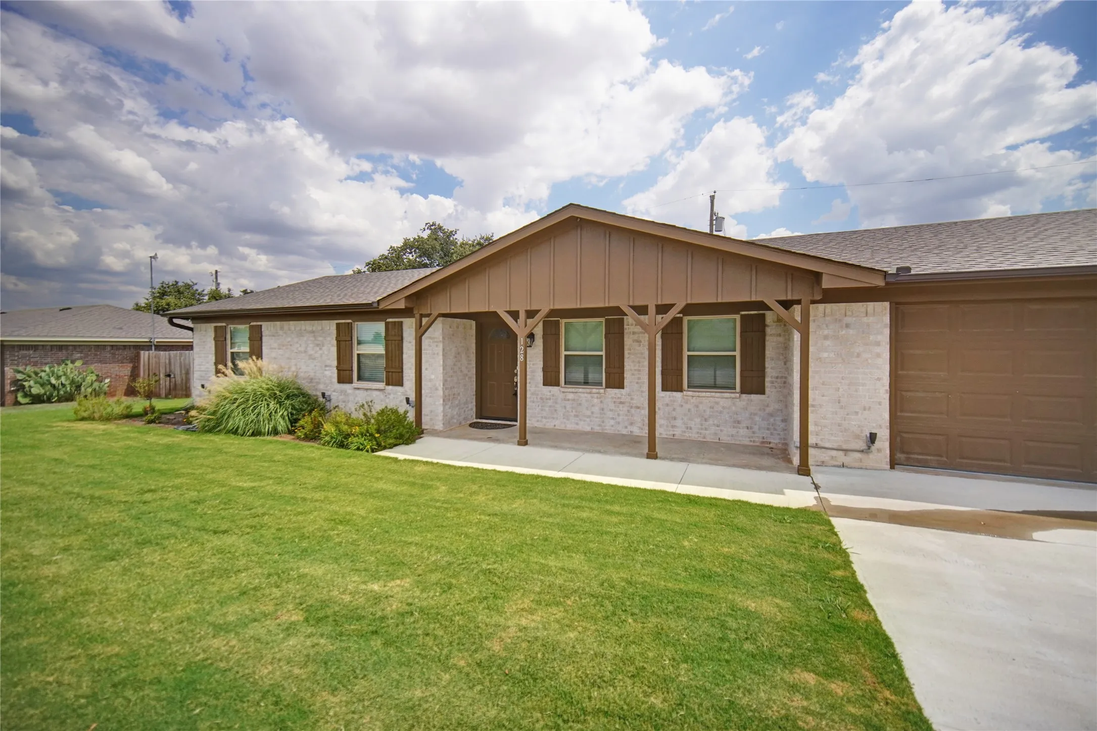 Single Family Residence For Sale in Jack County , 128 Oak Creek Street, Jacksboro, Texas 76458, 4 Bedroom, 2 Bathroom, 1 Garage spaces, 1,274 Sqft, built in 1980, mls#21380850, Real Estate Agent in Jacksboro, Homes For Sale in Jack county, Homes For Sale in Jacksboro, Realtor in Jacksboro Texas, Real Estate Brokerage Independent Realty Texas, Luminita Cordes Realtor