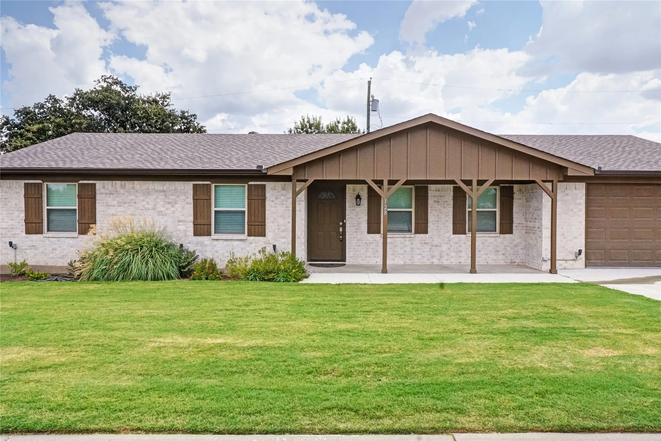 Single Family Residence For Sale in Jack County , 128 Oak Creek Street, Jacksboro, Texas 76458, 4 Bedroom, 2 Bathroom, 1 Garage spaces, 1,274 Sqft, built in 1980, mls#21380850, Real Estate Agent in Jacksboro, Homes For Sale in Jack county, Homes For Sale in Jacksboro, Realtor in Jacksboro Texas, Real Estate Brokerage Independent Realty Texas, Luminita Cordes Realtor