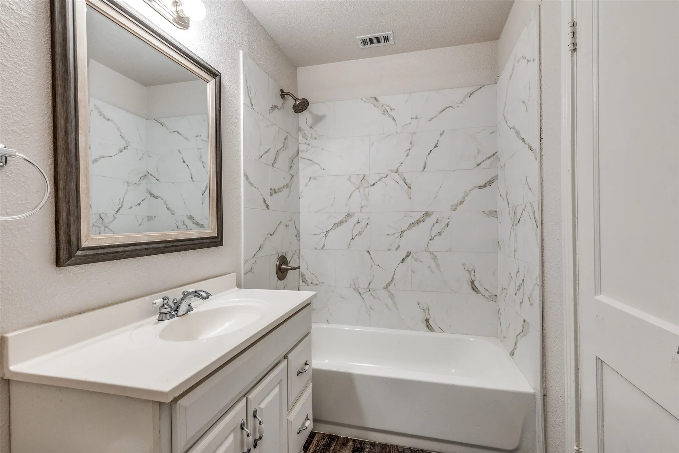 Single Family Residence For Rent in Tarrant County , 4256 Standish Road, Fort Worth, Texas 76133, 4 Bedroom, 3 Bathroom, Garage spaces, 1,762 Sqft, built in 1949, mls#21375767, Real Estate Agent in Fort Worth, Homes For Rent in Tarrant county, Homes For Rent in Fort Worth, Realtor in Fort Worth Texas, Real Estate Brokerage Independent Realty Texas, Luminita Cordes Realtor