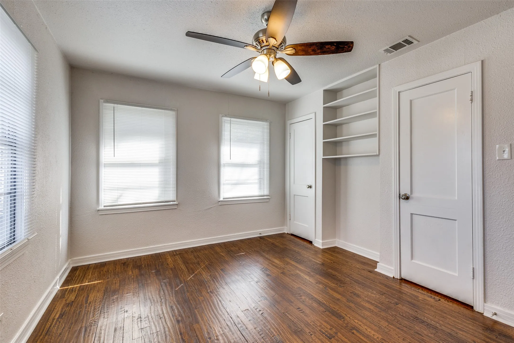 Single Family Residence For Rent in Tarrant County , 4256 Standish Road, Fort Worth, Texas 76133, 4 Bedroom, 3 Bathroom, Garage spaces, 1,762 Sqft, built in 1949, mls#21375767, Real Estate Agent in Fort Worth, Homes For Rent in Tarrant county, Homes For Rent in Fort Worth, Realtor in Fort Worth Texas, Real Estate Brokerage Independent Realty Texas, Luminita Cordes Realtor