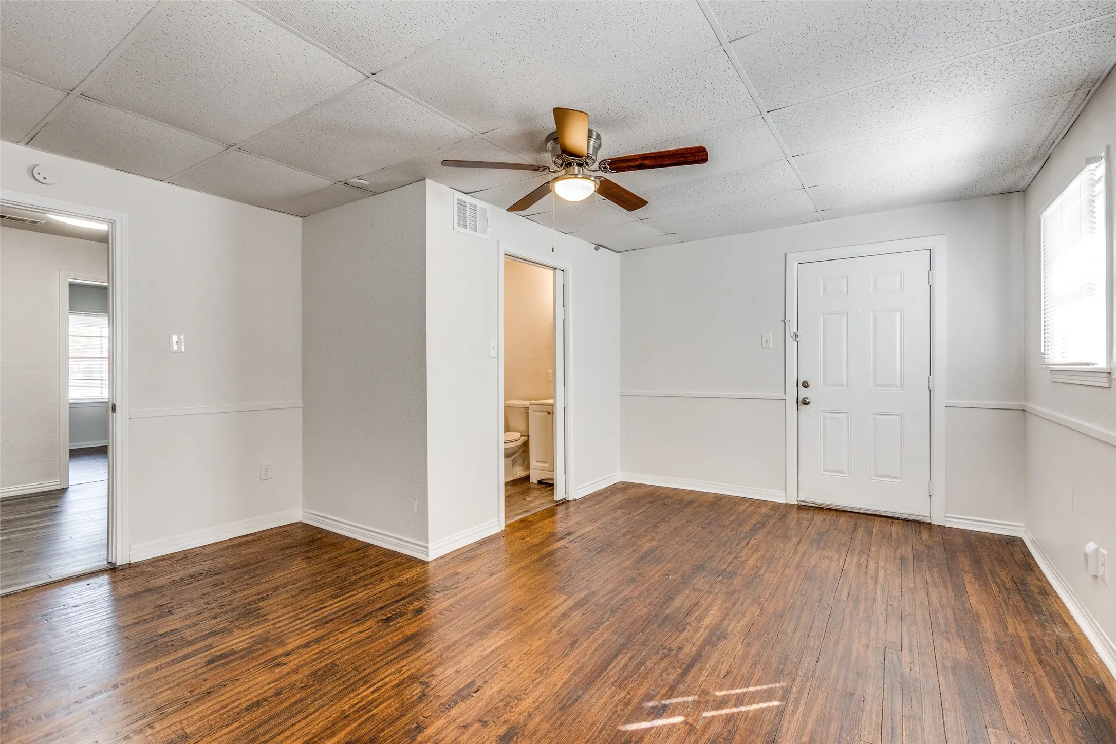 Single Family Residence For Rent in Tarrant County , 4256 Standish Road, Fort Worth, Texas 76133, 4 Bedroom, 3 Bathroom, Garage spaces, 1,762 Sqft, built in 1949, mls#21375767, Real Estate Agent in Fort Worth, Homes For Rent in Tarrant county, Homes For Rent in Fort Worth, Realtor in Fort Worth Texas, Real Estate Brokerage Independent Realty Texas, Luminita Cordes Realtor