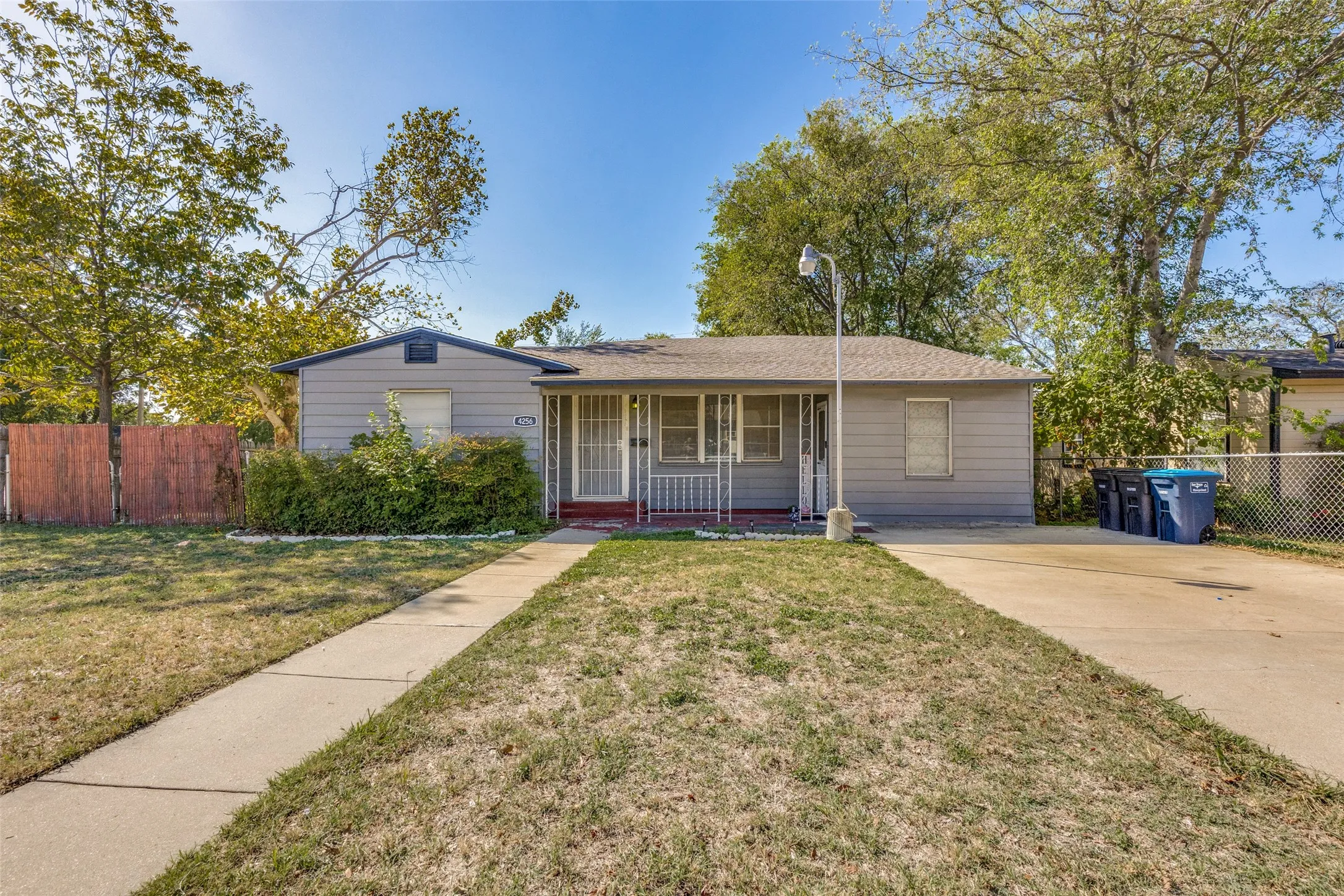 Single Family Residence For Rent in Tarrant County , 4256 Standish Road, Fort Worth, Texas 76133, 4 Bedroom, 3 Bathroom, Garage spaces, 1,762 Sqft, built in 1949, mls#21375767, Real Estate Agent in Fort Worth, Homes For Rent in Tarrant county, Homes For Rent in Fort Worth, Realtor in Fort Worth Texas, Real Estate Brokerage Independent Realty Texas, Luminita Cordes Realtor