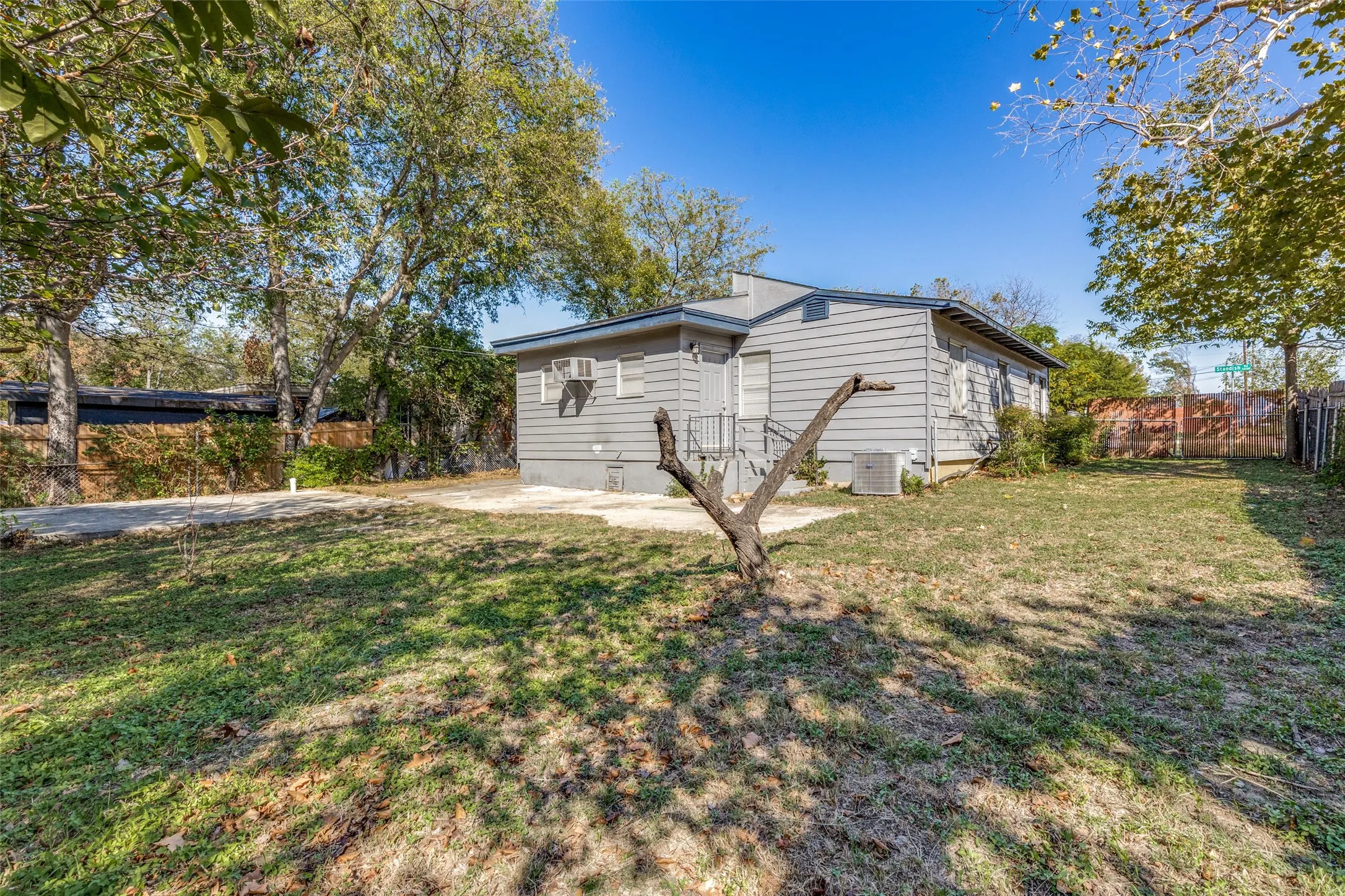 Single Family Residence For Rent in Tarrant County , 4256 Standish Road, Fort Worth, Texas 76133, 4 Bedroom, 3 Bathroom, Garage spaces, 1,762 Sqft, built in 1949, mls#21375767, Real Estate Agent in Fort Worth, Homes For Rent in Tarrant county, Homes For Rent in Fort Worth, Realtor in Fort Worth Texas, Real Estate Brokerage Independent Realty Texas, Luminita Cordes Realtor