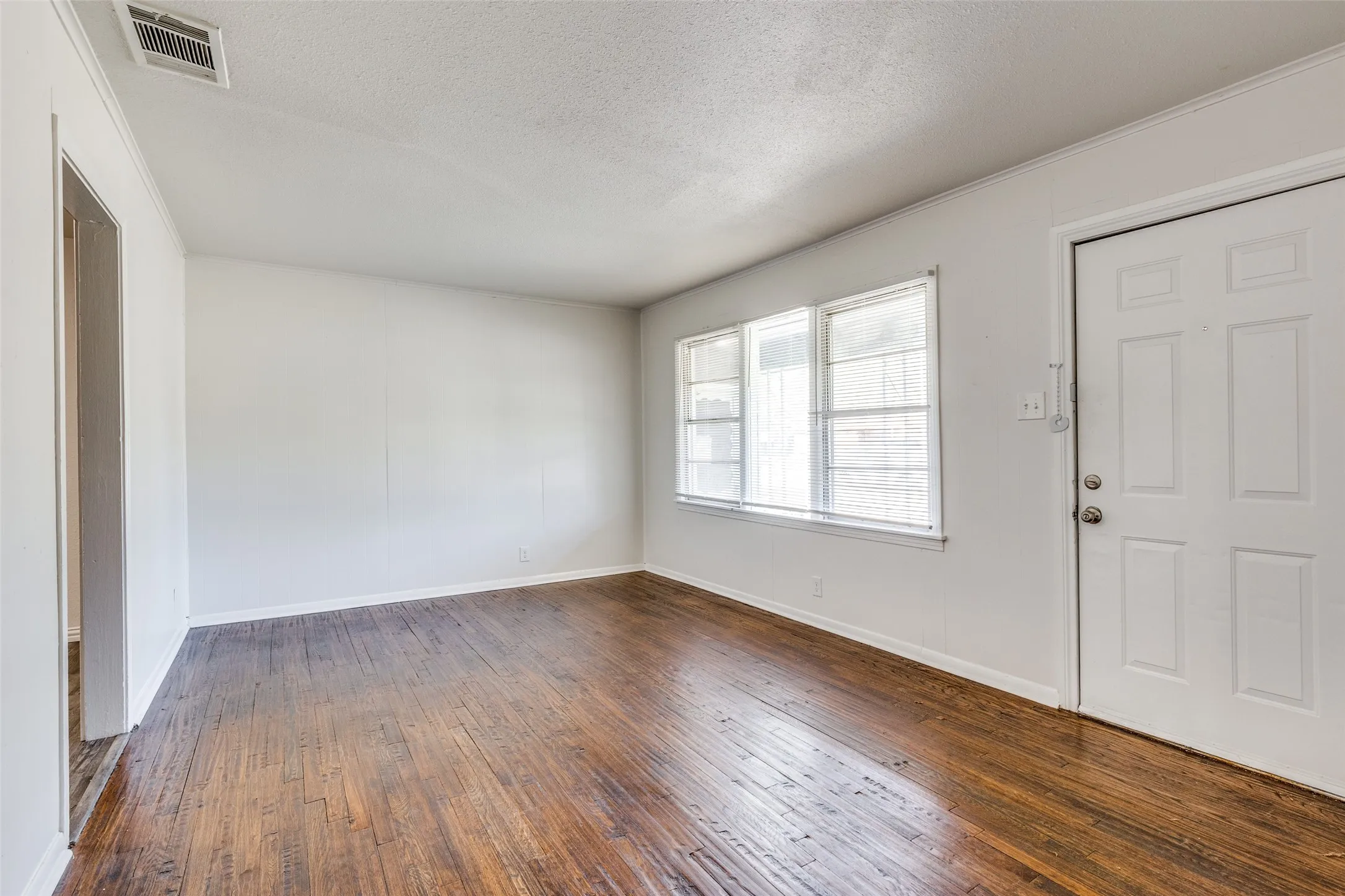 Single Family Residence For Rent in Tarrant County , 4256 Standish Road, Fort Worth, Texas 76133, 4 Bedroom, 3 Bathroom, Garage spaces, 1,762 Sqft, built in 1949, mls#21375767, Real Estate Agent in Fort Worth, Homes For Rent in Tarrant county, Homes For Rent in Fort Worth, Realtor in Fort Worth Texas, Real Estate Brokerage Independent Realty Texas, Luminita Cordes Realtor