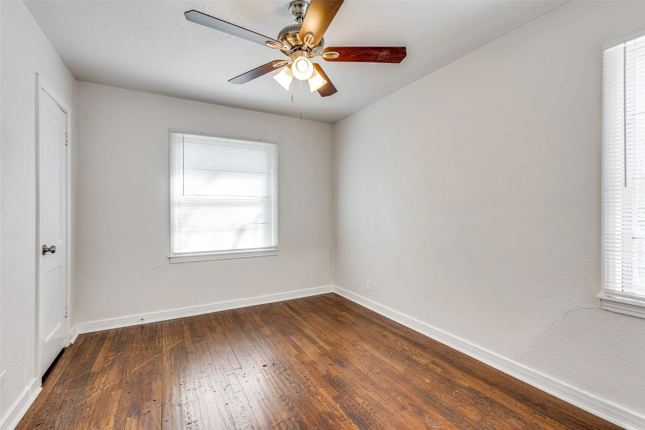 Single Family Residence For Rent in Tarrant County , 4256 Standish Road, Fort Worth, Texas 76133, 4 Bedroom, 3 Bathroom, Garage spaces, 1,762 Sqft, built in 1949, mls#21375767, Real Estate Agent in Fort Worth, Homes For Rent in Tarrant county, Homes For Rent in Fort Worth, Realtor in Fort Worth Texas, Real Estate Brokerage Independent Realty Texas, Luminita Cordes Realtor