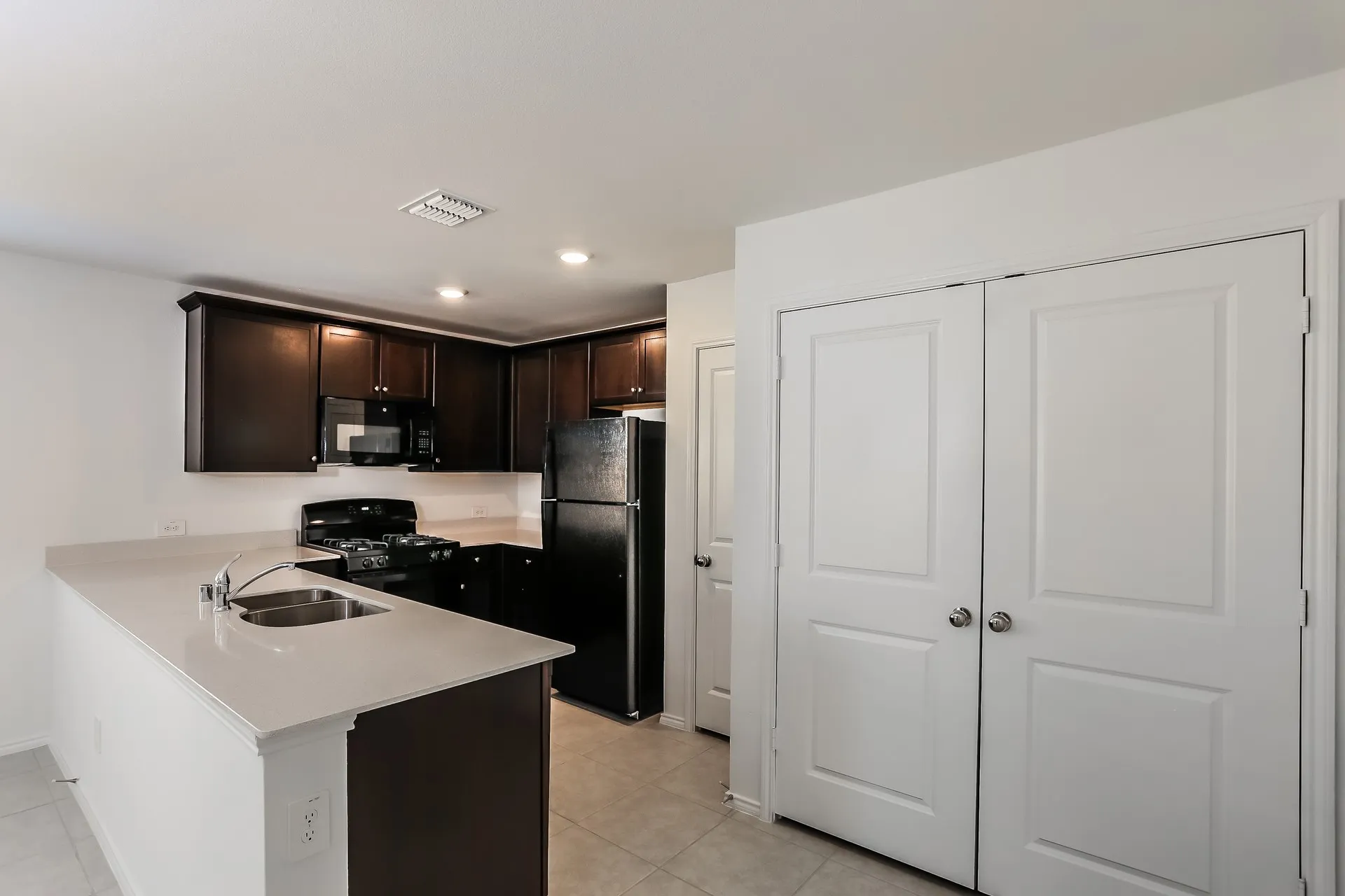 Single Family Residence For Rent in Kaufman County , 2962 Wallace Wells Court, Crandall, Texas 75114, 3 Bedroom, 2 Bathroom, 2 Garage spaces, 1,266 Sqft, built in 2022, mls#21381097, Real Estate Agent in Crandall, Homes For Rent in Kaufman county, Homes For Rent in Crandall, Realtor in Crandall Texas, Real Estate Brokerage Independent Realty Texas, Luminita Cordes Realtor