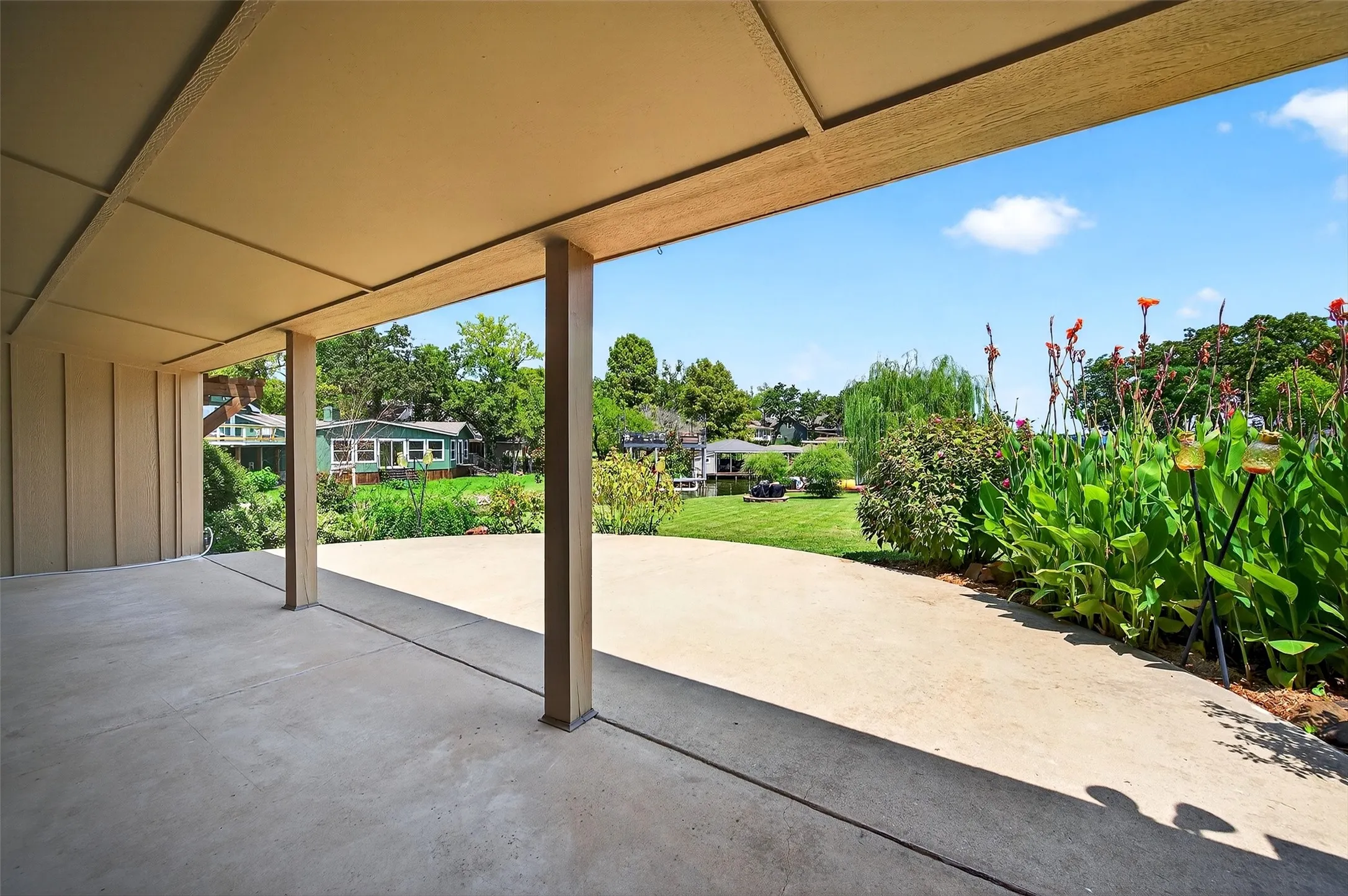 Single Family Residence For Rent in Cooke County , 100 Kiowa Drive S, Lake Kiowa, Texas 76240, 2 Bedroom, 2 Bathroom, Garage spaces, 1,650 Sqft, built in 1972, mls#21381040, Real Estate Agent in Lake Kiowa, Homes For Rent in Cooke county, Homes For Rent in Lake Kiowa, Realtor in Lake Kiowa Texas, Real Estate Brokerage Independent Realty Texas, Luminita Cordes Realtor