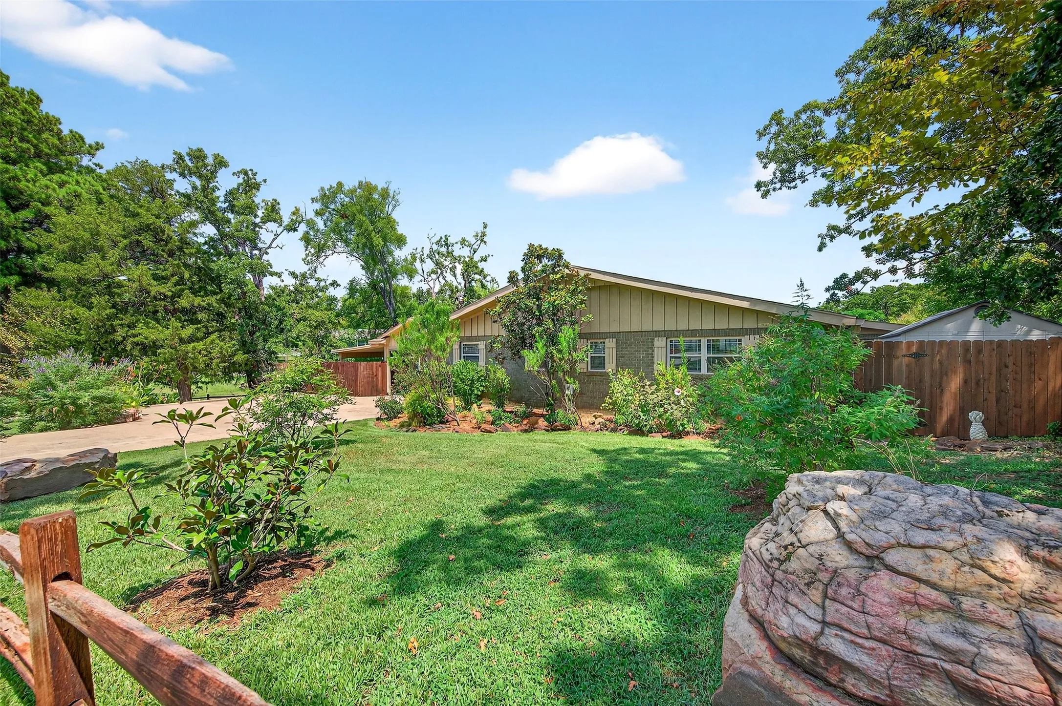 Single Family Residence For Rent in Cooke County , 100 Kiowa Drive S, Lake Kiowa, Texas 76240, 2 Bedroom, 2 Bathroom, Garage spaces, 1,650 Sqft, built in 1972, mls#21381040, Real Estate Agent in Lake Kiowa, Homes For Rent in Cooke county, Homes For Rent in Lake Kiowa, Realtor in Lake Kiowa Texas, Real Estate Brokerage Independent Realty Texas, Luminita Cordes Realtor