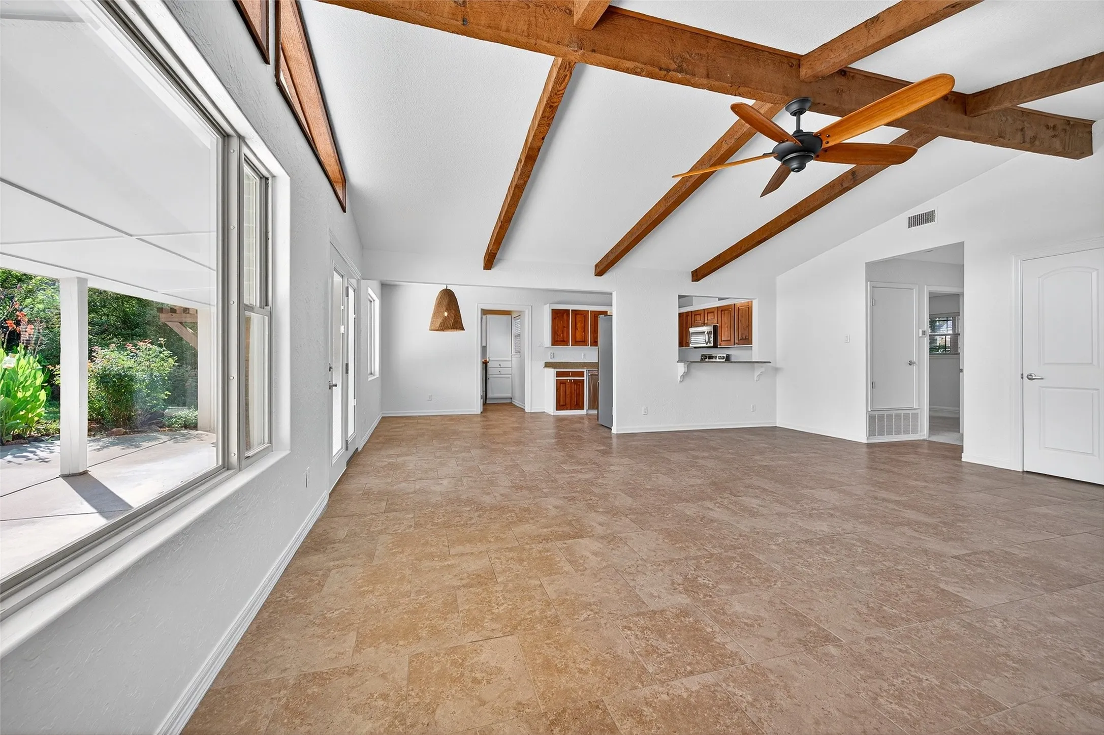 Single Family Residence For Rent in Cooke County , 100 Kiowa Drive S, Lake Kiowa, Texas 76240, 2 Bedroom, 2 Bathroom, Garage spaces, 1,650 Sqft, built in 1972, mls#21381040, Real Estate Agent in Lake Kiowa, Homes For Rent in Cooke county, Homes For Rent in Lake Kiowa, Realtor in Lake Kiowa Texas, Real Estate Brokerage Independent Realty Texas, Luminita Cordes Realtor