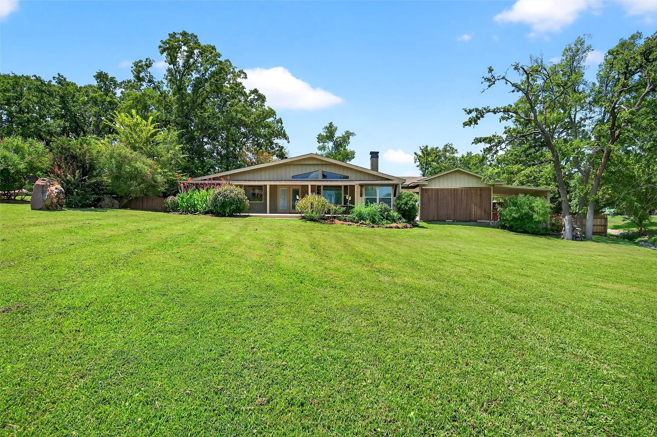Single Family Residence For Rent in Cooke County , 100 Kiowa Drive S, Lake Kiowa, Texas 76240, 2 Bedroom, 2 Bathroom, Garage spaces, 1,650 Sqft, built in 1972, mls#21381040, Real Estate Agent in Lake Kiowa, Homes For Rent in Cooke county, Homes For Rent in Lake Kiowa, Realtor in Lake Kiowa Texas, Real Estate Brokerage Independent Realty Texas, Luminita Cordes Realtor