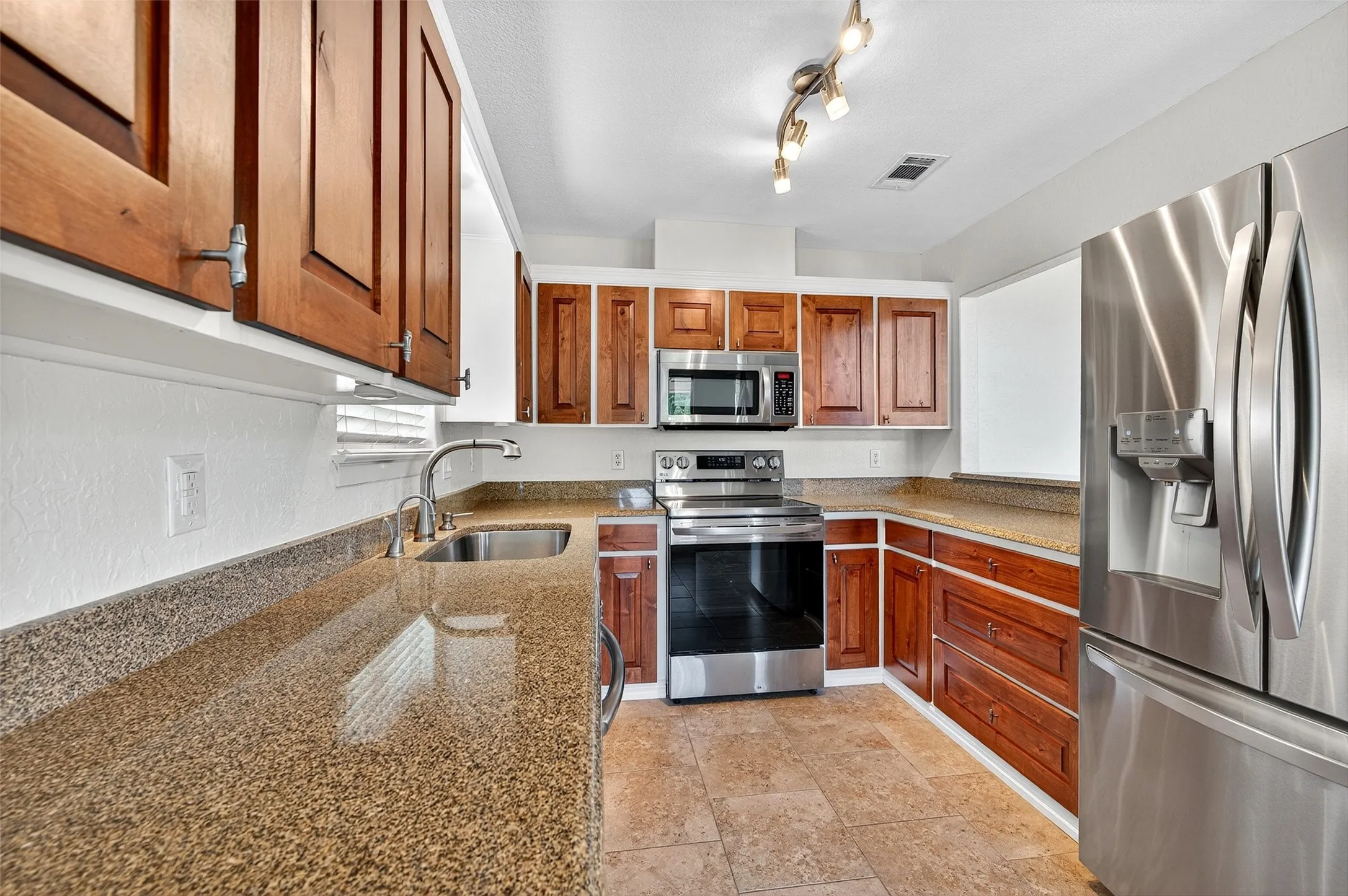 Single Family Residence For Rent in Cooke County , 100 Kiowa Drive S, Lake Kiowa, Texas 76240, 2 Bedroom, 2 Bathroom, Garage spaces, 1,650 Sqft, built in 1972, mls#21381040, Real Estate Agent in Lake Kiowa, Homes For Rent in Cooke county, Homes For Rent in Lake Kiowa, Realtor in Lake Kiowa Texas, Real Estate Brokerage Independent Realty Texas, Luminita Cordes Realtor