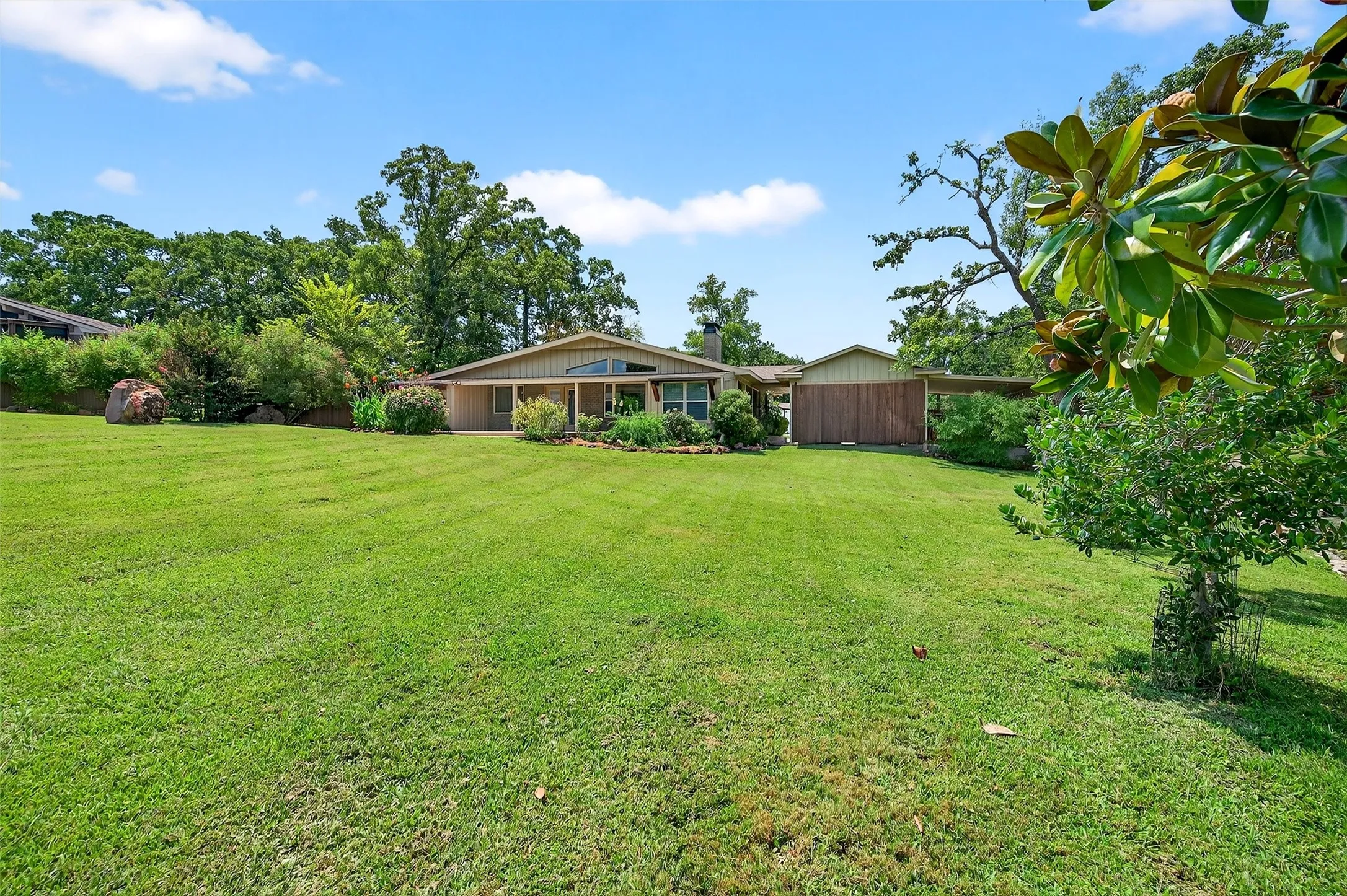 Single Family Residence For Rent in Cooke County , 100 Kiowa Drive S, Lake Kiowa, Texas 76240, 2 Bedroom, 2 Bathroom, Garage spaces, 1,650 Sqft, built in 1972, mls#21381040, Real Estate Agent in Lake Kiowa, Homes For Rent in Cooke county, Homes For Rent in Lake Kiowa, Realtor in Lake Kiowa Texas, Real Estate Brokerage Independent Realty Texas, Luminita Cordes Realtor