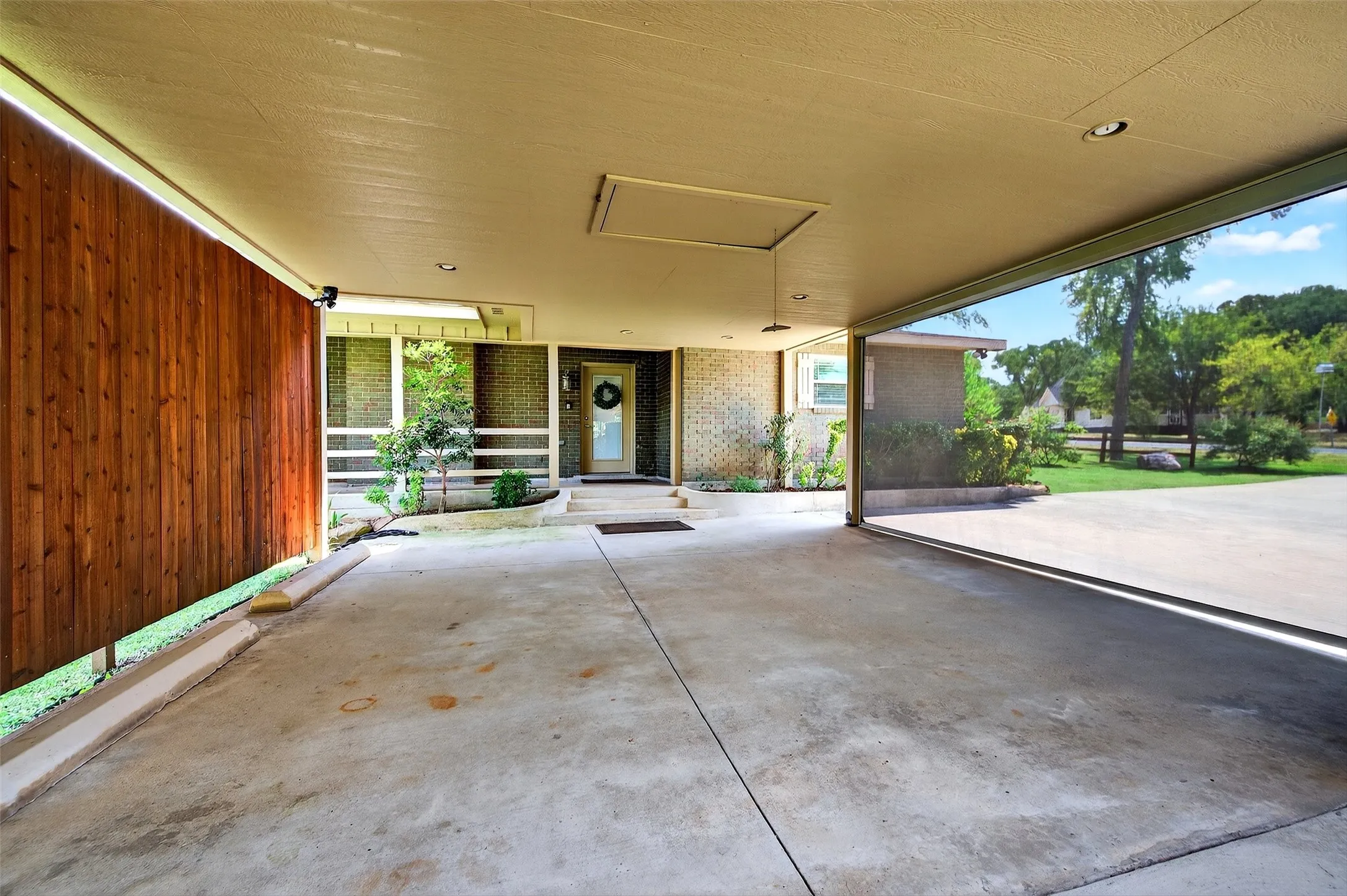 Single Family Residence For Rent in Cooke County , 100 Kiowa Drive S, Lake Kiowa, Texas 76240, 2 Bedroom, 2 Bathroom, Garage spaces, 1,650 Sqft, built in 1972, mls#21381040, Real Estate Agent in Lake Kiowa, Homes For Rent in Cooke county, Homes For Rent in Lake Kiowa, Realtor in Lake Kiowa Texas, Real Estate Brokerage Independent Realty Texas, Luminita Cordes Realtor