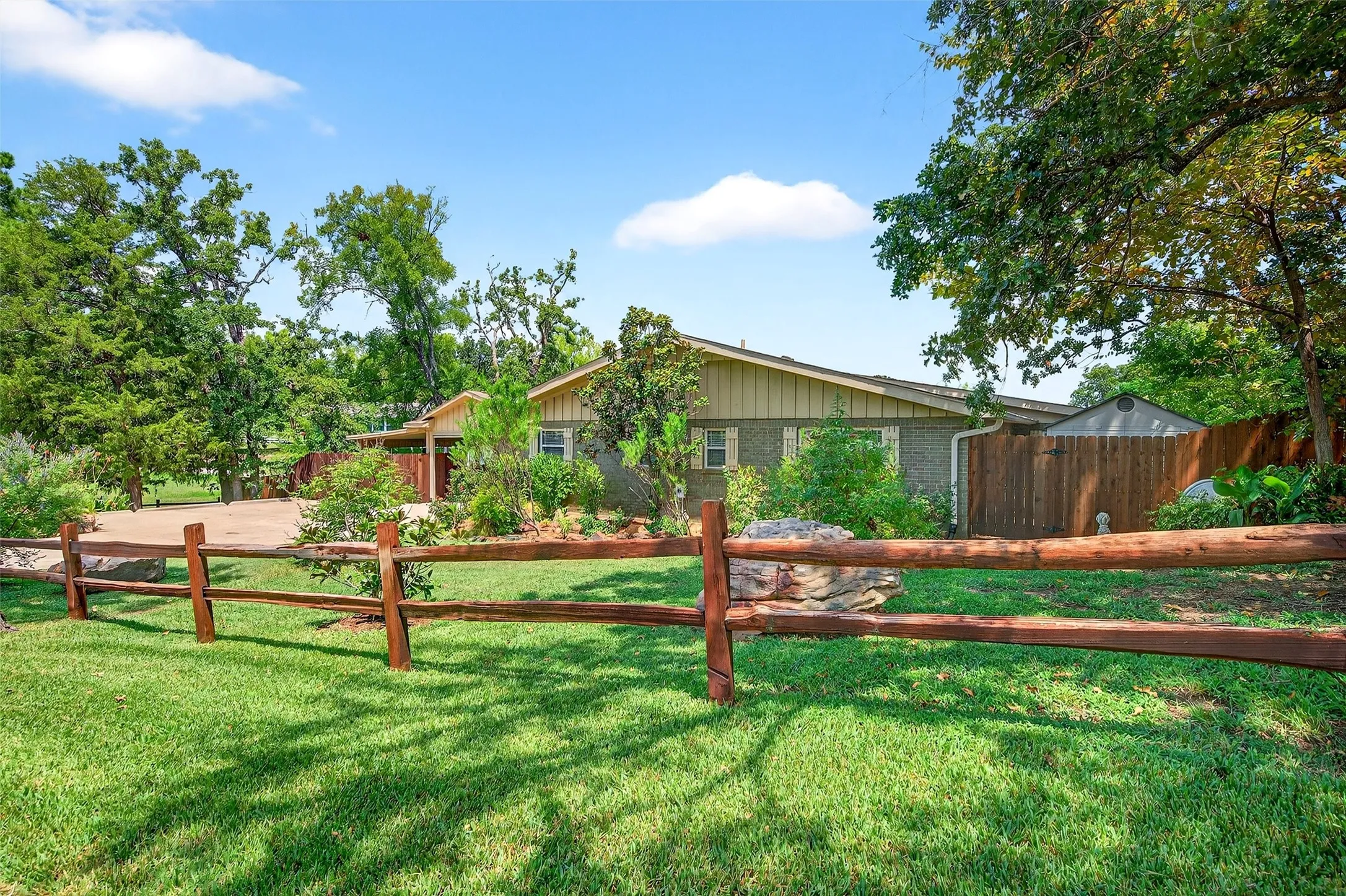 Single Family Residence For Rent in Cooke County , 100 Kiowa Drive S, Lake Kiowa, Texas 76240, 2 Bedroom, 2 Bathroom, Garage spaces, 1,650 Sqft, built in 1972, mls#21381040, Real Estate Agent in Lake Kiowa, Homes For Rent in Cooke county, Homes For Rent in Lake Kiowa, Realtor in Lake Kiowa Texas, Real Estate Brokerage Independent Realty Texas, Luminita Cordes Realtor