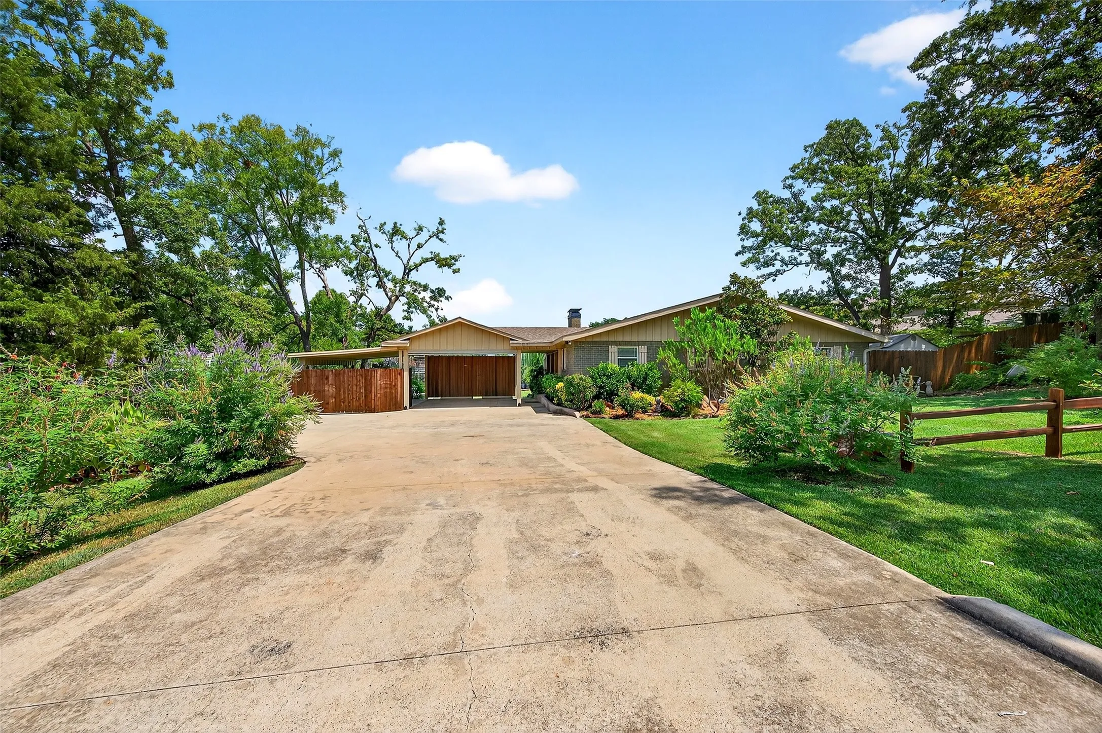 Single Family Residence For Rent in Cooke County , 100 Kiowa Drive S, Lake Kiowa, Texas 76240, 2 Bedroom, 2 Bathroom, Garage spaces, 1,650 Sqft, built in 1972, mls#21381040, Real Estate Agent in Lake Kiowa, Homes For Rent in Cooke county, Homes For Rent in Lake Kiowa, Realtor in Lake Kiowa Texas, Real Estate Brokerage Independent Realty Texas, Luminita Cordes Realtor