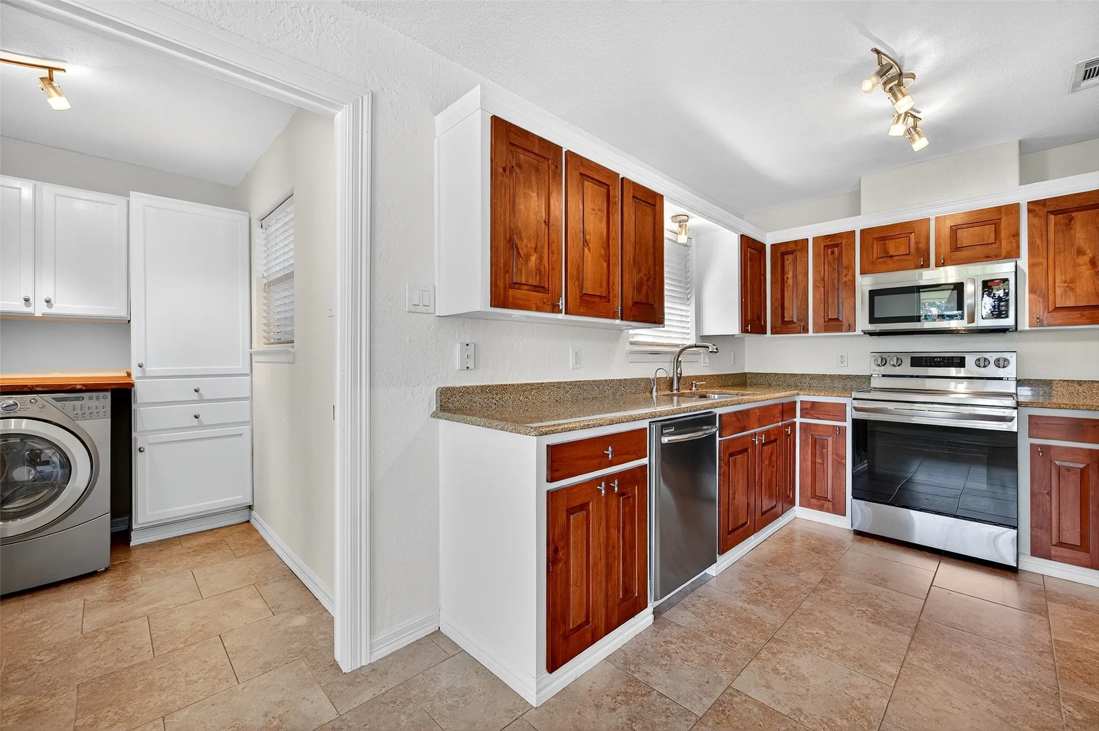 Single Family Residence For Rent in Cooke County , 100 Kiowa Drive S, Lake Kiowa, Texas 76240, 2 Bedroom, 2 Bathroom, Garage spaces, 1,650 Sqft, built in 1972, mls#21381040, Real Estate Agent in Lake Kiowa, Homes For Rent in Cooke county, Homes For Rent in Lake Kiowa, Realtor in Lake Kiowa Texas, Real Estate Brokerage Independent Realty Texas, Luminita Cordes Realtor