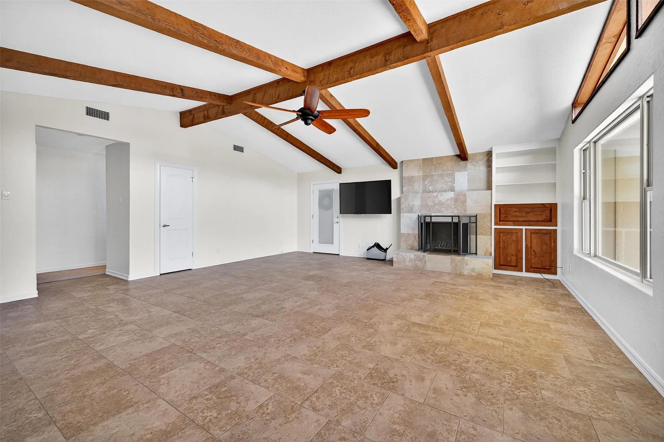 Single Family Residence For Rent in Cooke County , 100 Kiowa Drive S, Lake Kiowa, Texas 76240, 2 Bedroom, 2 Bathroom, Garage spaces, 1,650 Sqft, built in 1972, mls#21381040, Real Estate Agent in Lake Kiowa, Homes For Rent in Cooke county, Homes For Rent in Lake Kiowa, Realtor in Lake Kiowa Texas, Real Estate Brokerage Independent Realty Texas, Luminita Cordes Realtor