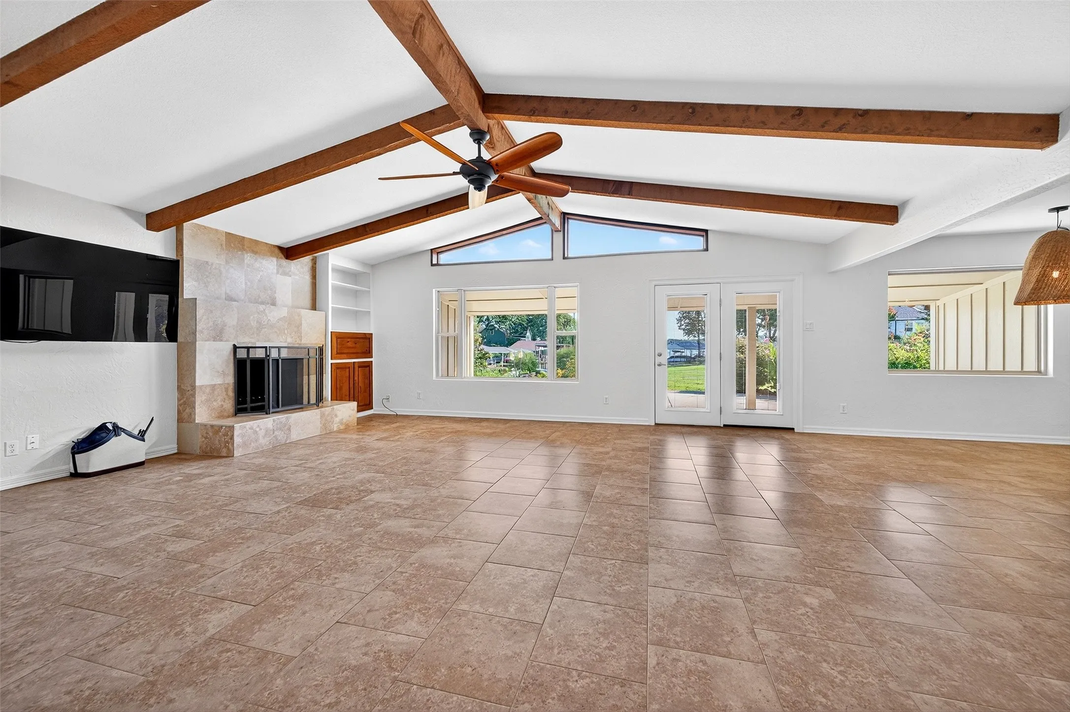 Single Family Residence For Rent in Cooke County , 100 Kiowa Drive S, Lake Kiowa, Texas 76240, 2 Bedroom, 2 Bathroom, Garage spaces, 1,650 Sqft, built in 1972, mls#21381040, Real Estate Agent in Lake Kiowa, Homes For Rent in Cooke county, Homes For Rent in Lake Kiowa, Realtor in Lake Kiowa Texas, Real Estate Brokerage Independent Realty Texas, Luminita Cordes Realtor