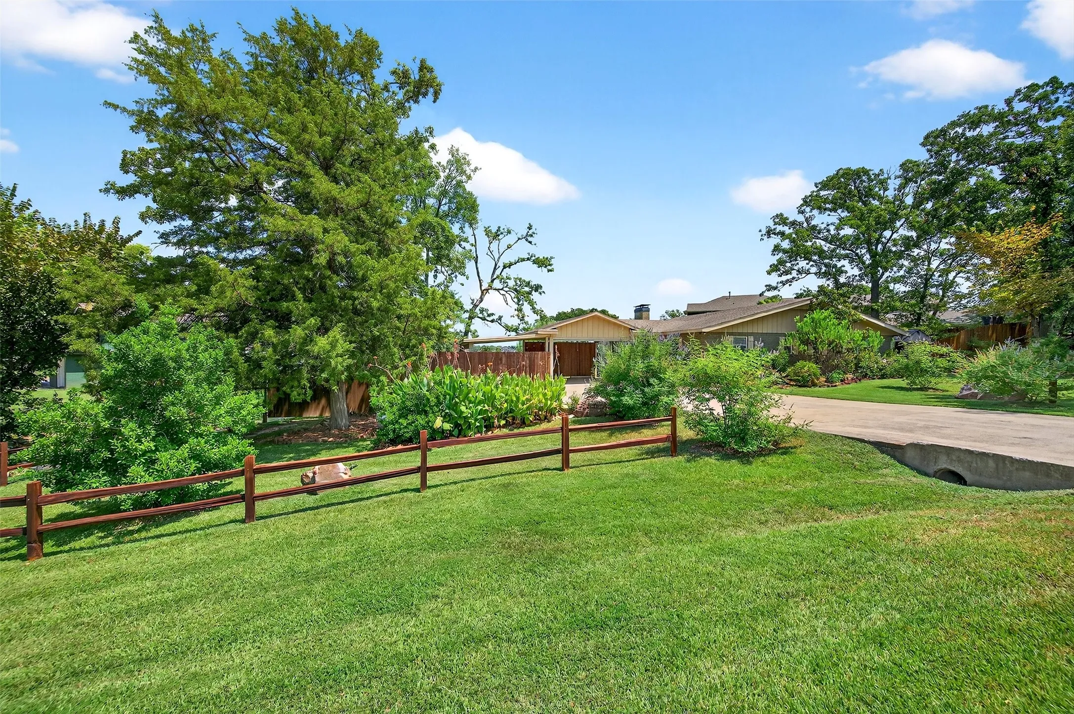 Single Family Residence For Rent in Cooke County , 100 Kiowa Drive S, Lake Kiowa, Texas 76240, 2 Bedroom, 2 Bathroom, Garage spaces, 1,650 Sqft, built in 1972, mls#21381040, Real Estate Agent in Lake Kiowa, Homes For Rent in Cooke county, Homes For Rent in Lake Kiowa, Realtor in Lake Kiowa Texas, Real Estate Brokerage Independent Realty Texas, Luminita Cordes Realtor