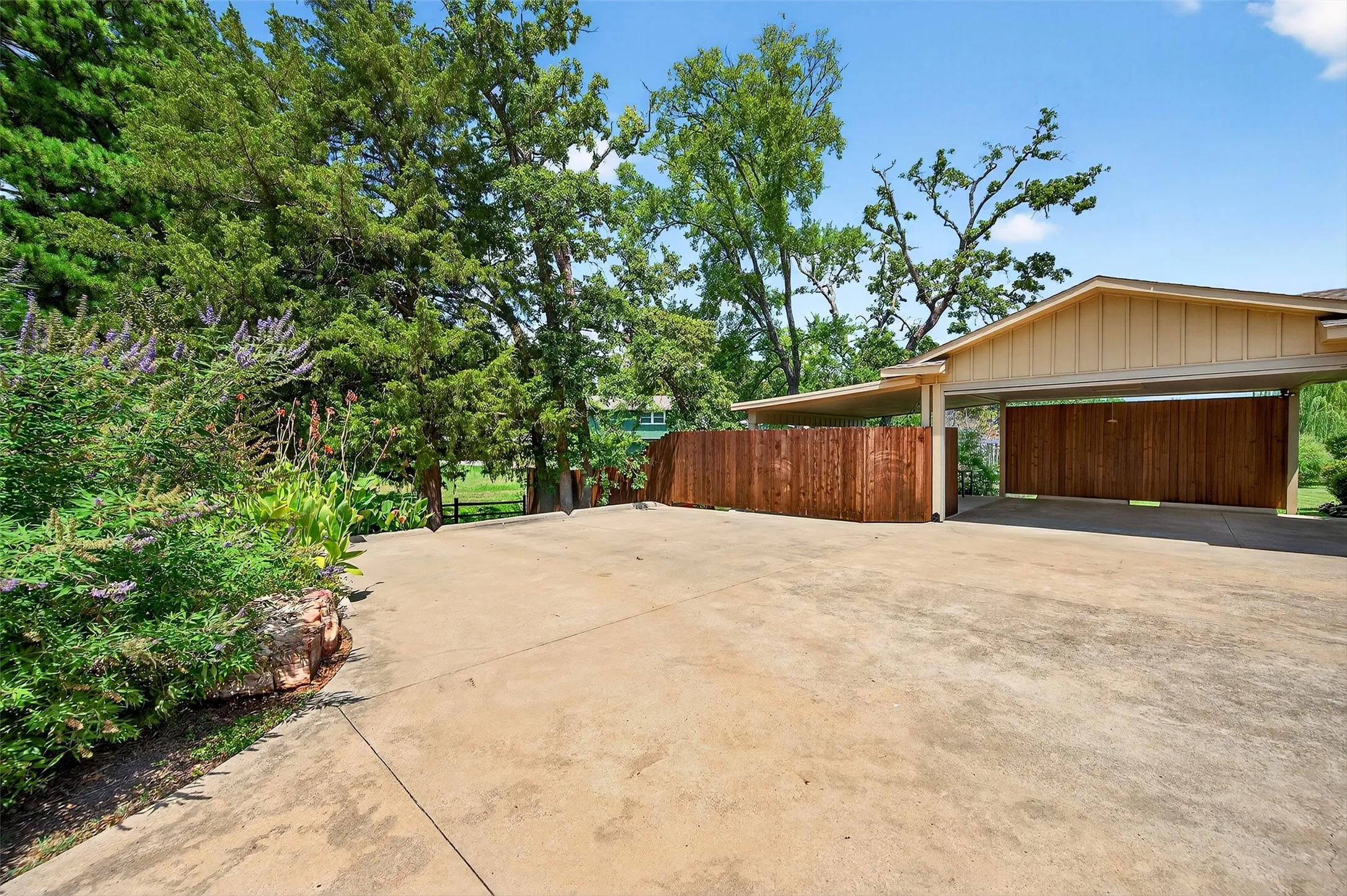 Single Family Residence For Rent in Cooke County , 100 Kiowa Drive S, Lake Kiowa, Texas 76240, 2 Bedroom, 2 Bathroom, Garage spaces, 1,650 Sqft, built in 1972, mls#21381040, Real Estate Agent in Lake Kiowa, Homes For Rent in Cooke county, Homes For Rent in Lake Kiowa, Realtor in Lake Kiowa Texas, Real Estate Brokerage Independent Realty Texas, Luminita Cordes Realtor