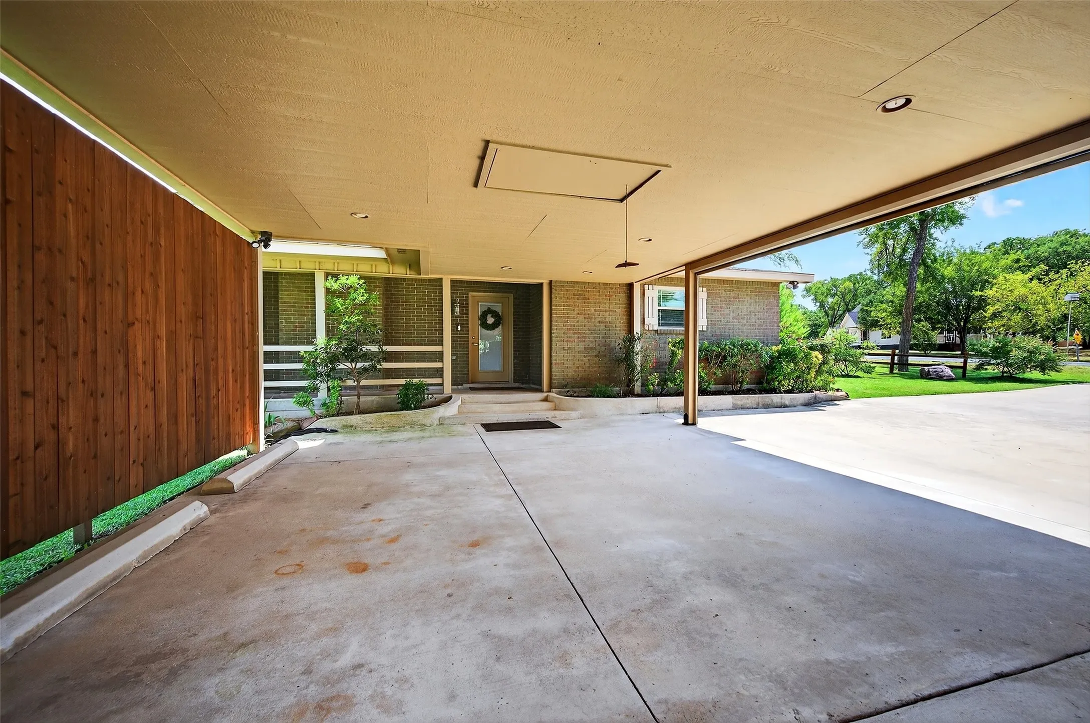 Single Family Residence For Rent in Cooke County , 100 Kiowa Drive S, Lake Kiowa, Texas 76240, 2 Bedroom, 2 Bathroom, Garage spaces, 1,650 Sqft, built in 1972, mls#21381040, Real Estate Agent in Lake Kiowa, Homes For Rent in Cooke county, Homes For Rent in Lake Kiowa, Realtor in Lake Kiowa Texas, Real Estate Brokerage Independent Realty Texas, Luminita Cordes Realtor