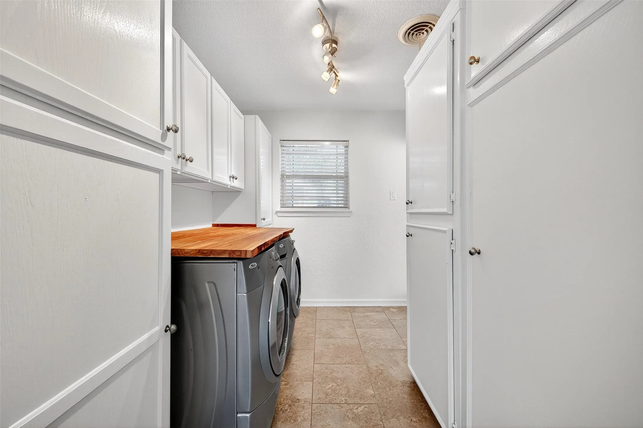Single Family Residence For Rent in Cooke County , 100 Kiowa Drive S, Lake Kiowa, Texas 76240, 2 Bedroom, 2 Bathroom, Garage spaces, 1,650 Sqft, built in 1972, mls#21381040, Real Estate Agent in Lake Kiowa, Homes For Rent in Cooke county, Homes For Rent in Lake Kiowa, Realtor in Lake Kiowa Texas, Real Estate Brokerage Independent Realty Texas, Luminita Cordes Realtor