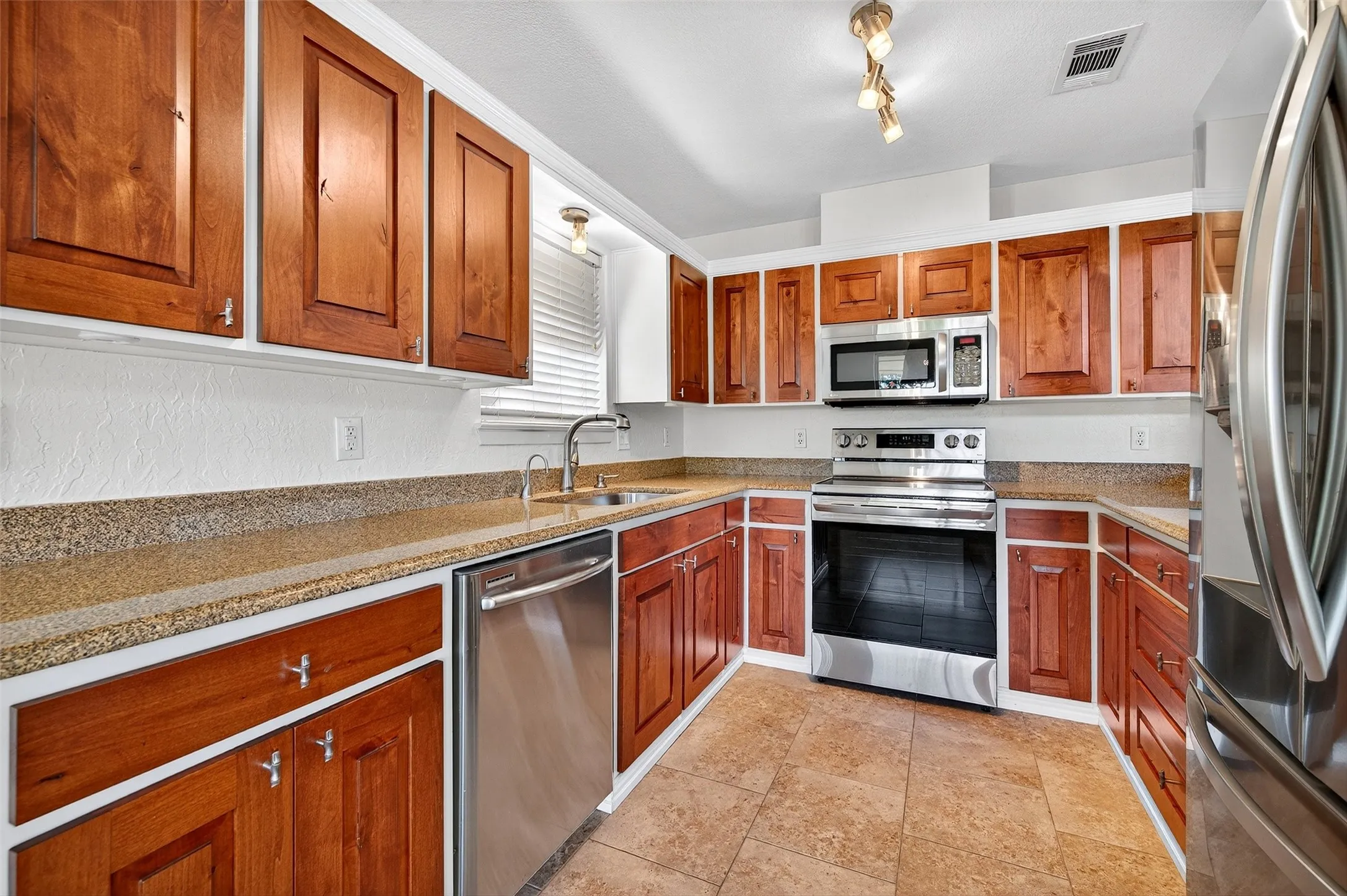 Single Family Residence For Rent in Cooke County , 100 Kiowa Drive S, Lake Kiowa, Texas 76240, 2 Bedroom, 2 Bathroom, Garage spaces, 1,650 Sqft, built in 1972, mls#21381040, Real Estate Agent in Lake Kiowa, Homes For Rent in Cooke county, Homes For Rent in Lake Kiowa, Realtor in Lake Kiowa Texas, Real Estate Brokerage Independent Realty Texas, Luminita Cordes Realtor