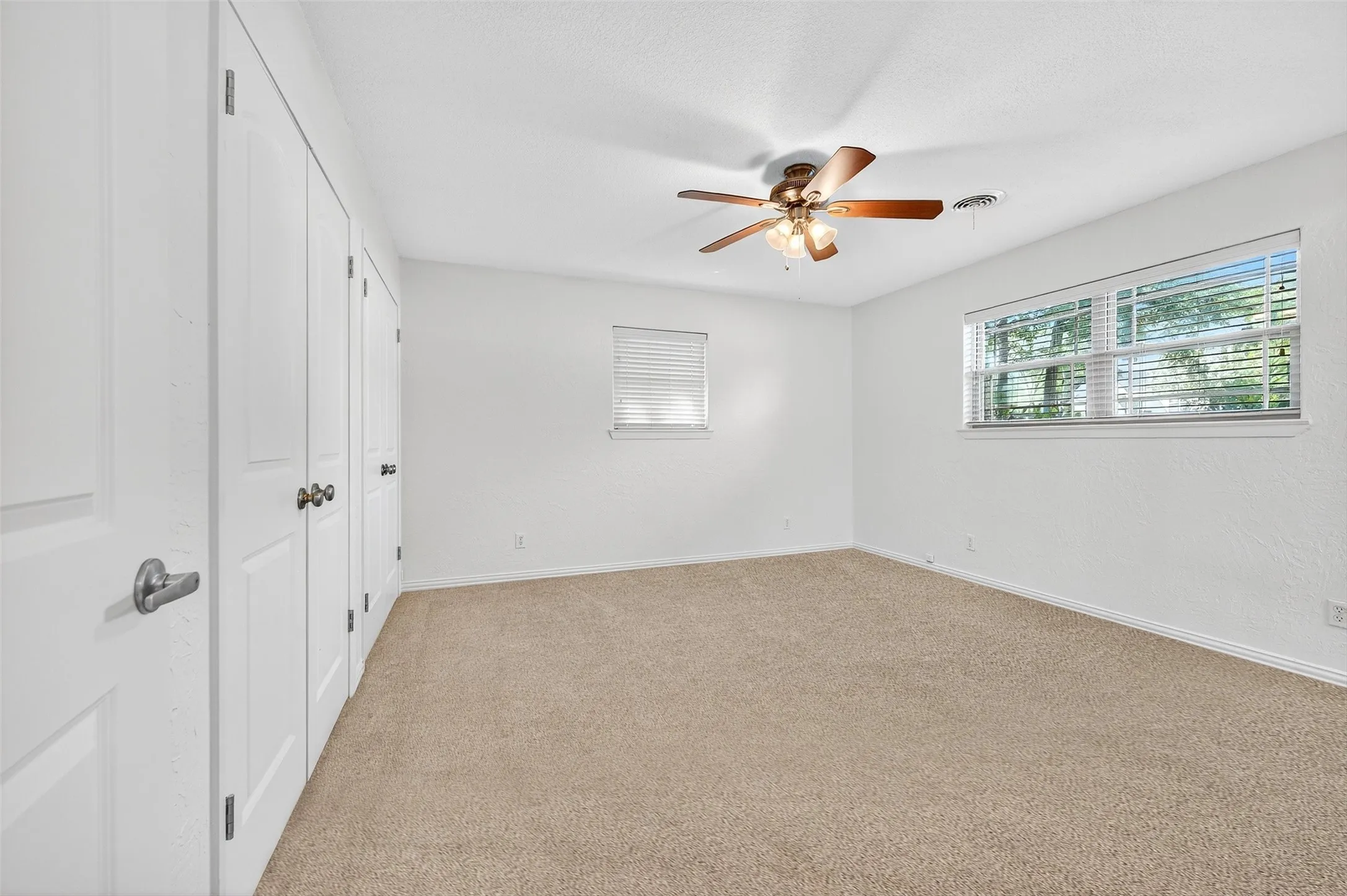 Single Family Residence For Rent in Cooke County , 100 Kiowa Drive S, Lake Kiowa, Texas 76240, 2 Bedroom, 2 Bathroom, Garage spaces, 1,650 Sqft, built in 1972, mls#21381040, Real Estate Agent in Lake Kiowa, Homes For Rent in Cooke county, Homes For Rent in Lake Kiowa, Realtor in Lake Kiowa Texas, Real Estate Brokerage Independent Realty Texas, Luminita Cordes Realtor