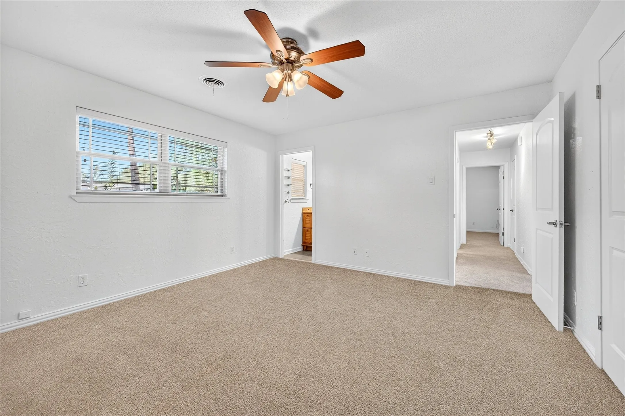 Single Family Residence For Rent in Cooke County , 100 Kiowa Drive S, Lake Kiowa, Texas 76240, 2 Bedroom, 2 Bathroom, Garage spaces, 1,650 Sqft, built in 1972, mls#21381040, Real Estate Agent in Lake Kiowa, Homes For Rent in Cooke county, Homes For Rent in Lake Kiowa, Realtor in Lake Kiowa Texas, Real Estate Brokerage Independent Realty Texas, Luminita Cordes Realtor