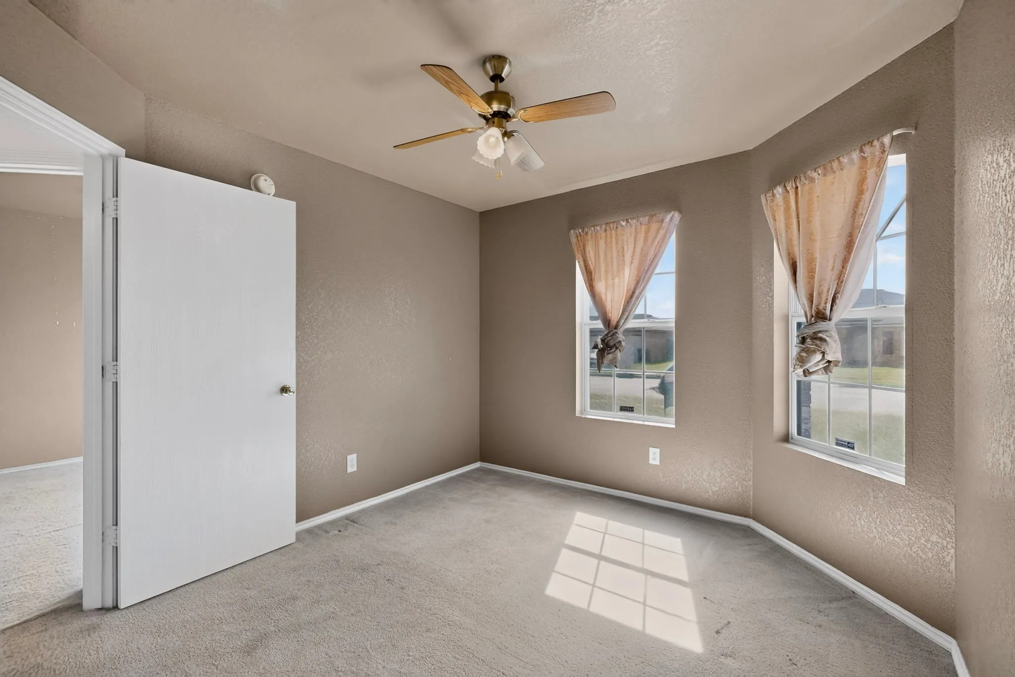Single Family Residence For Sale in Bell County , 5201 Holster Drive, Killeen, Texas 76549, 4 Bedroom, 2 Bathroom, 2 Garage spaces, 1,918 Sqft, built in 2006, mls#21381119, Real Estate Agent in Killeen, Homes For Sale in Bell county, Homes For Sale in Killeen, Realtor in Killeen Texas, Real Estate Brokerage Independent Realty Texas, Luminita Cordes Realtor