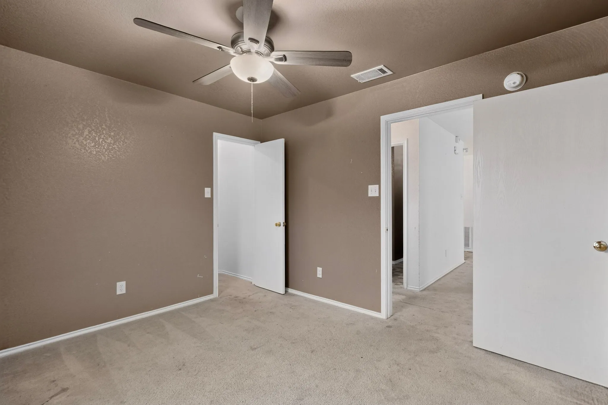 Ceiling fan with integrated light fixture