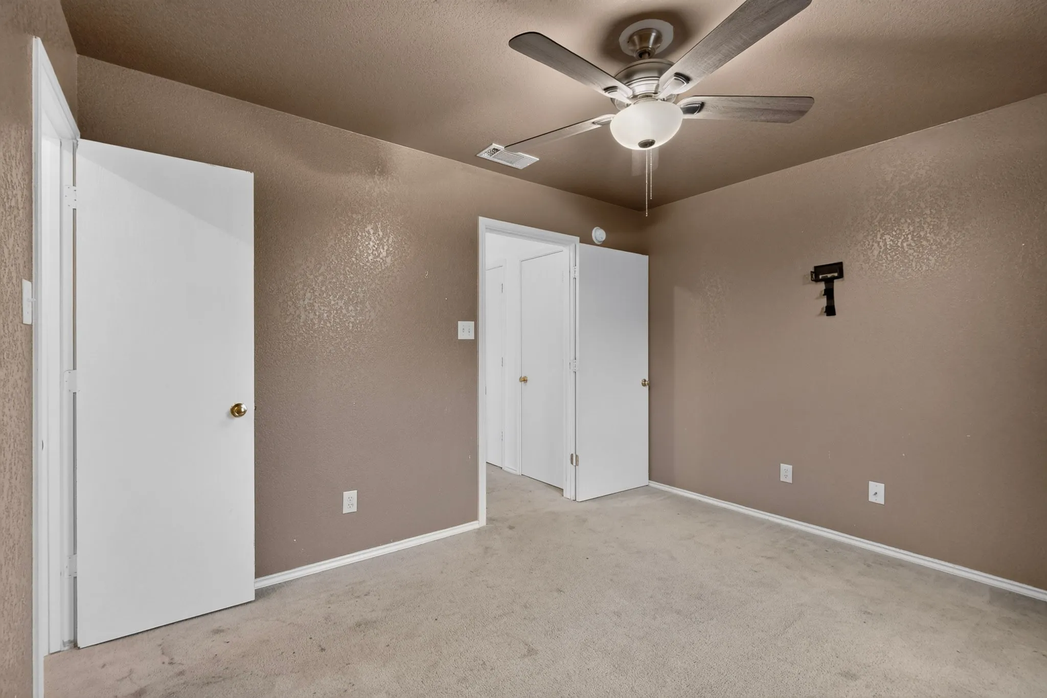 Neutral-toned walls complement the textured ceiling