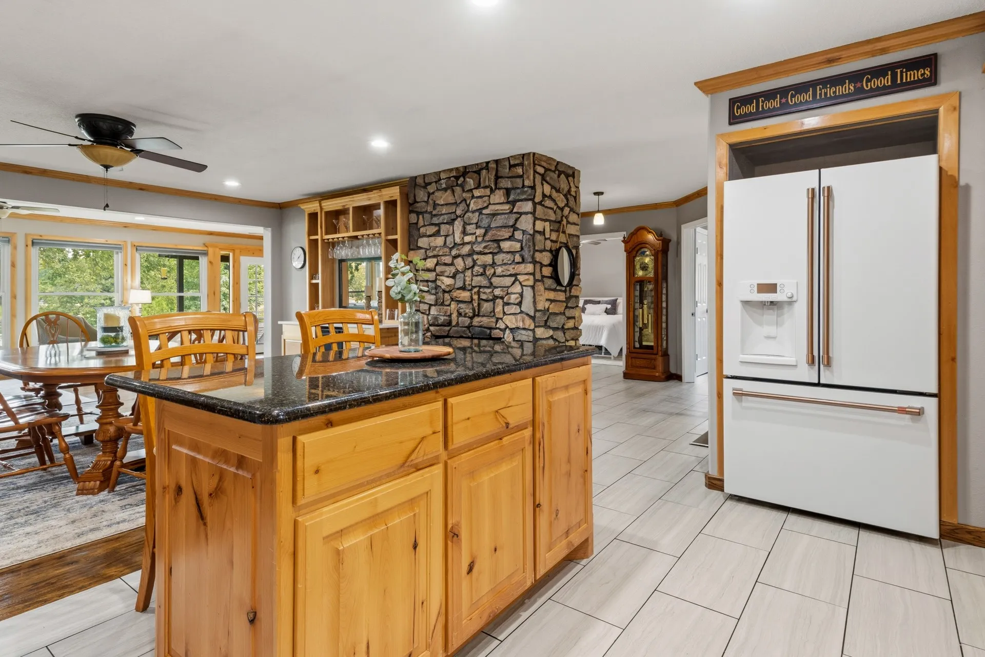 Single Family Residence For Sale in Camp County , 803 County Road 2127, Pittsburg, Texas 75686, 3 Bedroom, 3 Bathroom, Garage spaces, 2,700 Sqft, built in 1981, mls#21379037, Real Estate Agent in Pittsburg, Homes For Sale in Camp county, Homes For Sale in Pittsburg, Realtor in Pittsburg Texas, Real Estate Brokerage Independent Realty Texas, Luminita Cordes Realtor