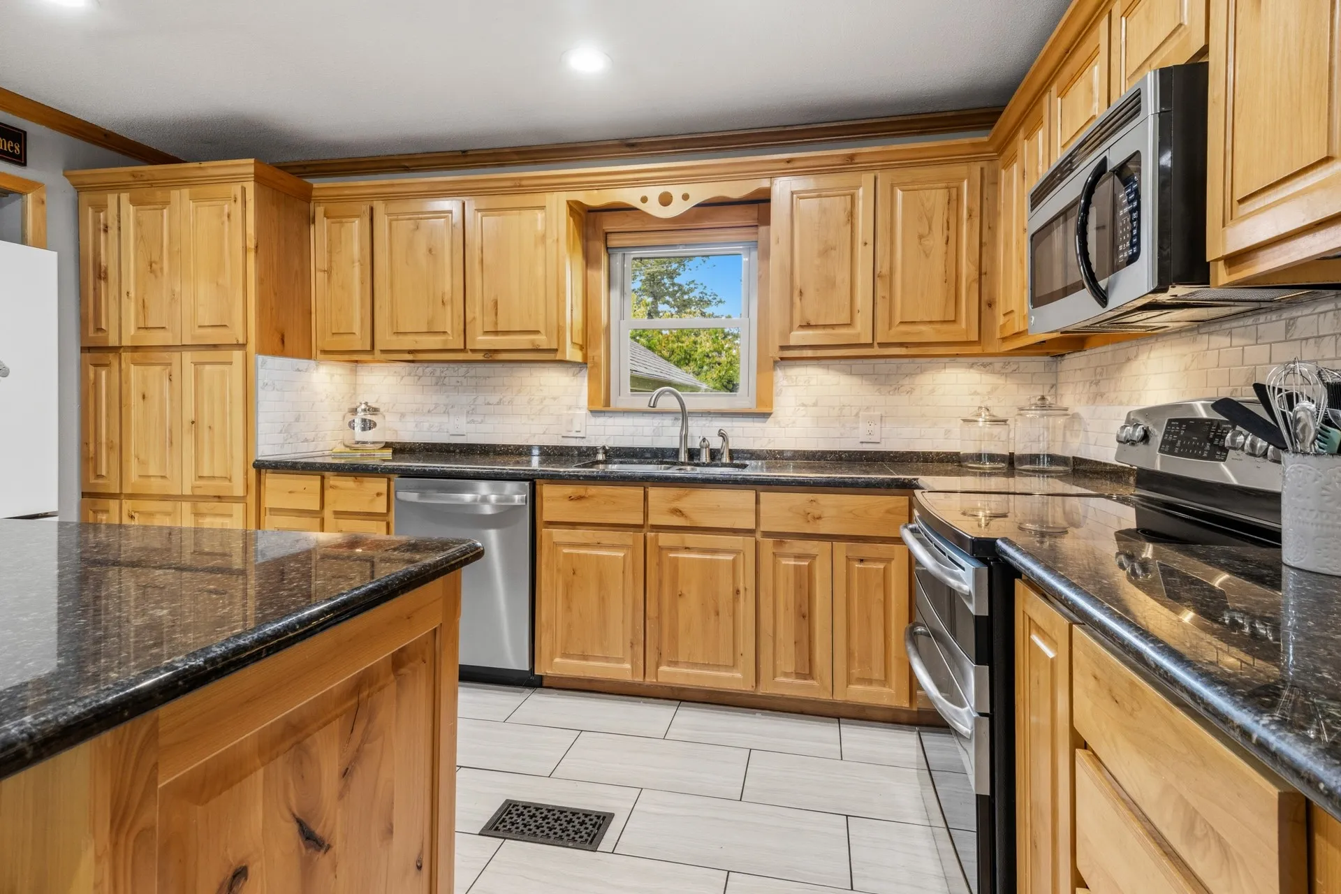 Single Family Residence For Sale in Camp County , 803 County Road 2127, Pittsburg, Texas 75686, 3 Bedroom, 3 Bathroom, Garage spaces, 2,700 Sqft, built in 1981, mls#21379037, Real Estate Agent in Pittsburg, Homes For Sale in Camp county, Homes For Sale in Pittsburg, Realtor in Pittsburg Texas, Real Estate Brokerage Independent Realty Texas, Luminita Cordes Realtor