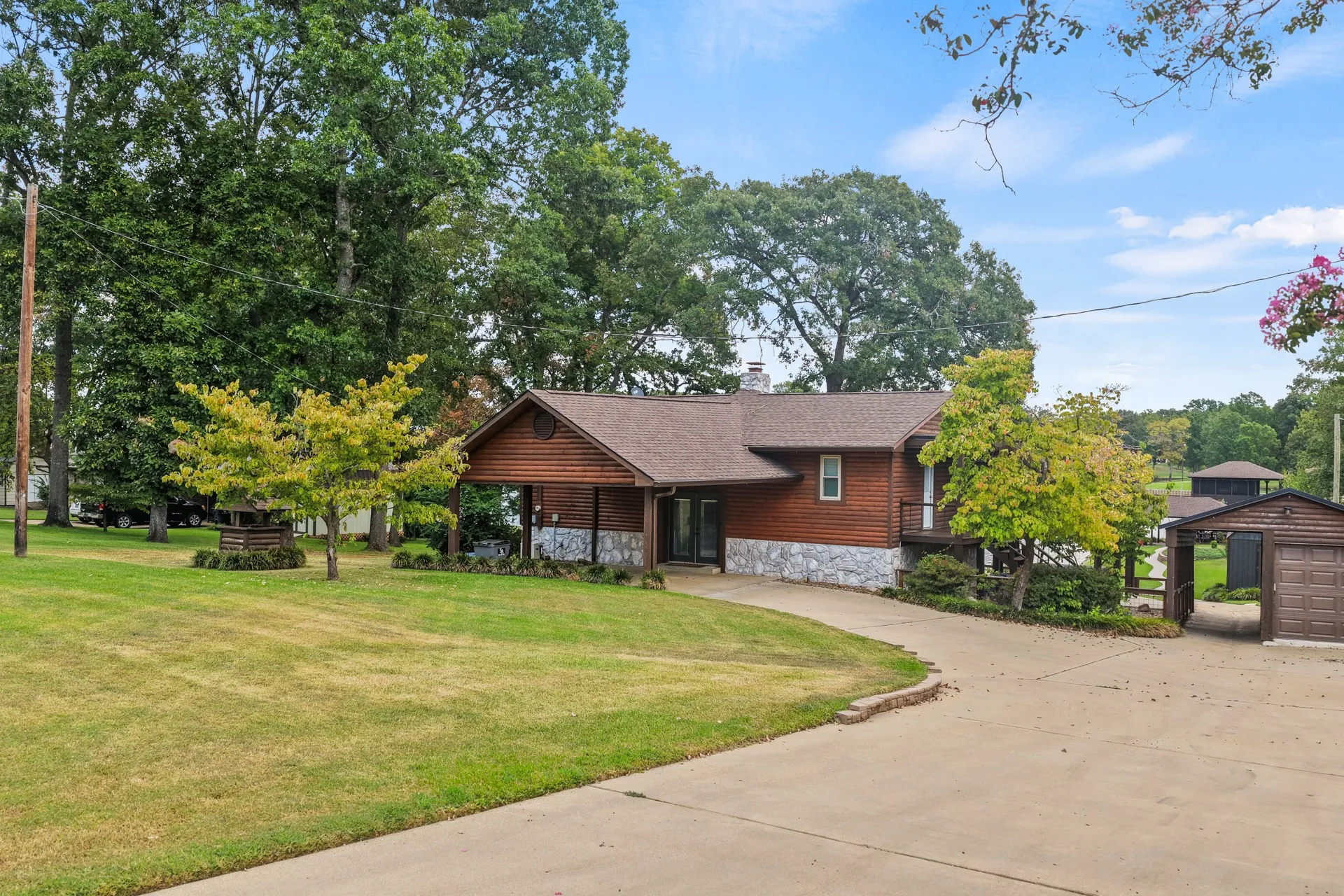 Single Family Residence For Sale in Camp County , 803 County Road 2127, Pittsburg, Texas 75686, 3 Bedroom, 3 Bathroom, Garage spaces, 2,700 Sqft, built in 1981, mls#21379037, Real Estate Agent in Pittsburg, Homes For Sale in Camp county, Homes For Sale in Pittsburg, Realtor in Pittsburg Texas, Real Estate Brokerage Independent Realty Texas, Luminita Cordes Realtor