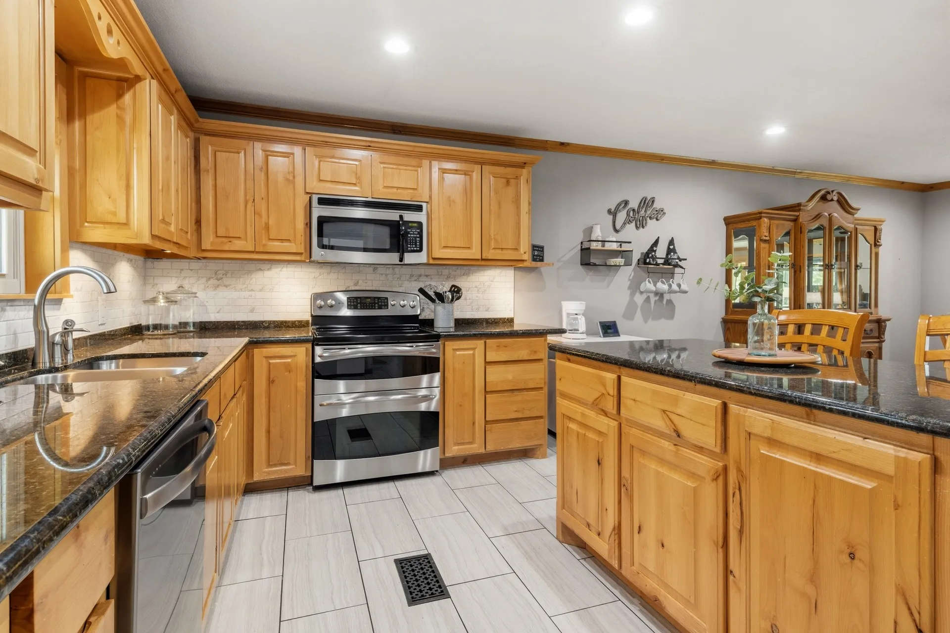 Single Family Residence For Sale in Camp County , 803 County Road 2127, Pittsburg, Texas 75686, 3 Bedroom, 3 Bathroom, Garage spaces, 2,700 Sqft, built in 1981, mls#21379037, Real Estate Agent in Pittsburg, Homes For Sale in Camp county, Homes For Sale in Pittsburg, Realtor in Pittsburg Texas, Real Estate Brokerage Independent Realty Texas, Luminita Cordes Realtor