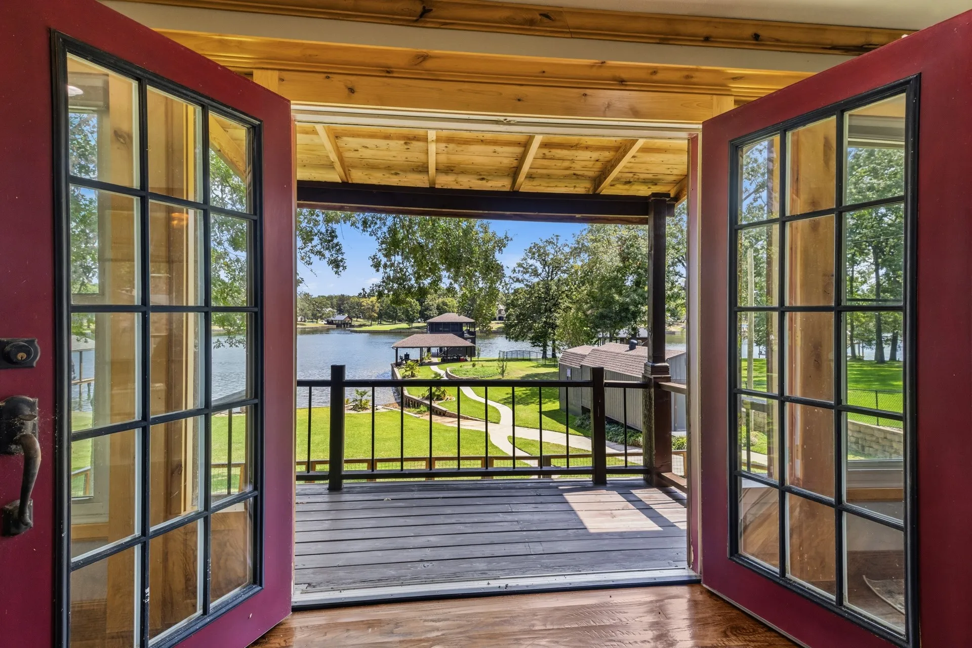 Single Family Residence For Sale in Camp County , 803 County Road 2127, Pittsburg, Texas 75686, 3 Bedroom, 3 Bathroom, Garage spaces, 2,700 Sqft, built in 1981, mls#21379037, Real Estate Agent in Pittsburg, Homes For Sale in Camp county, Homes For Sale in Pittsburg, Realtor in Pittsburg Texas, Real Estate Brokerage Independent Realty Texas, Luminita Cordes Realtor