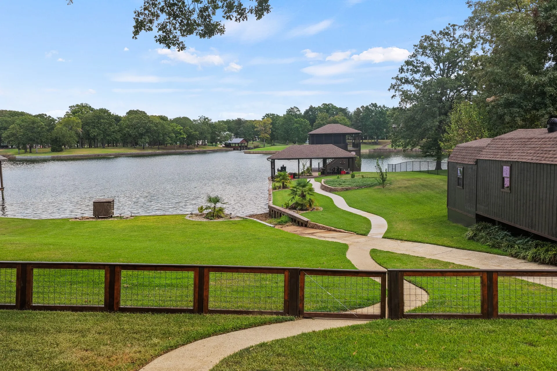 Single Family Residence For Sale in Camp County , 803 County Road 2127, Pittsburg, Texas 75686, 3 Bedroom, 3 Bathroom, Garage spaces, 2,700 Sqft, built in 1981, mls#21379037, Real Estate Agent in Pittsburg, Homes For Sale in Camp county, Homes For Sale in Pittsburg, Realtor in Pittsburg Texas, Real Estate Brokerage Independent Realty Texas, Luminita Cordes Realtor