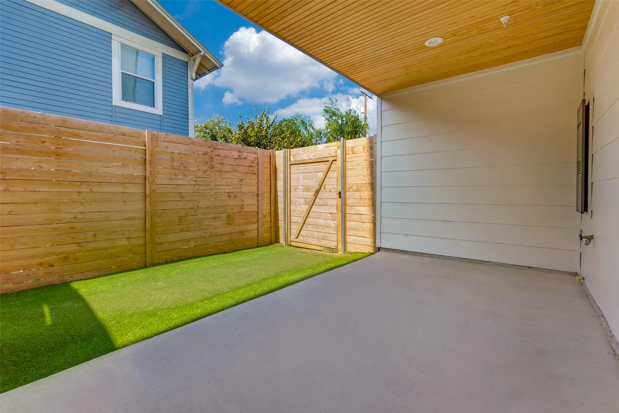 Townhouse For Rent in Dallas County , 4718 Bryan Street 203, Dallas, Texas 75204, 2 Bedroom, 3 Bathroom, 2 Garage spaces, 1,490 Sqft, built in 2024, mls#21381123, Real Estate Agent in Dallas, Homes For Rent in Dallas county, Homes For Rent in Dallas, Realtor in Dallas Texas, Real Estate Brokerage Independent Realty Texas, Luminita Cordes Realtor
