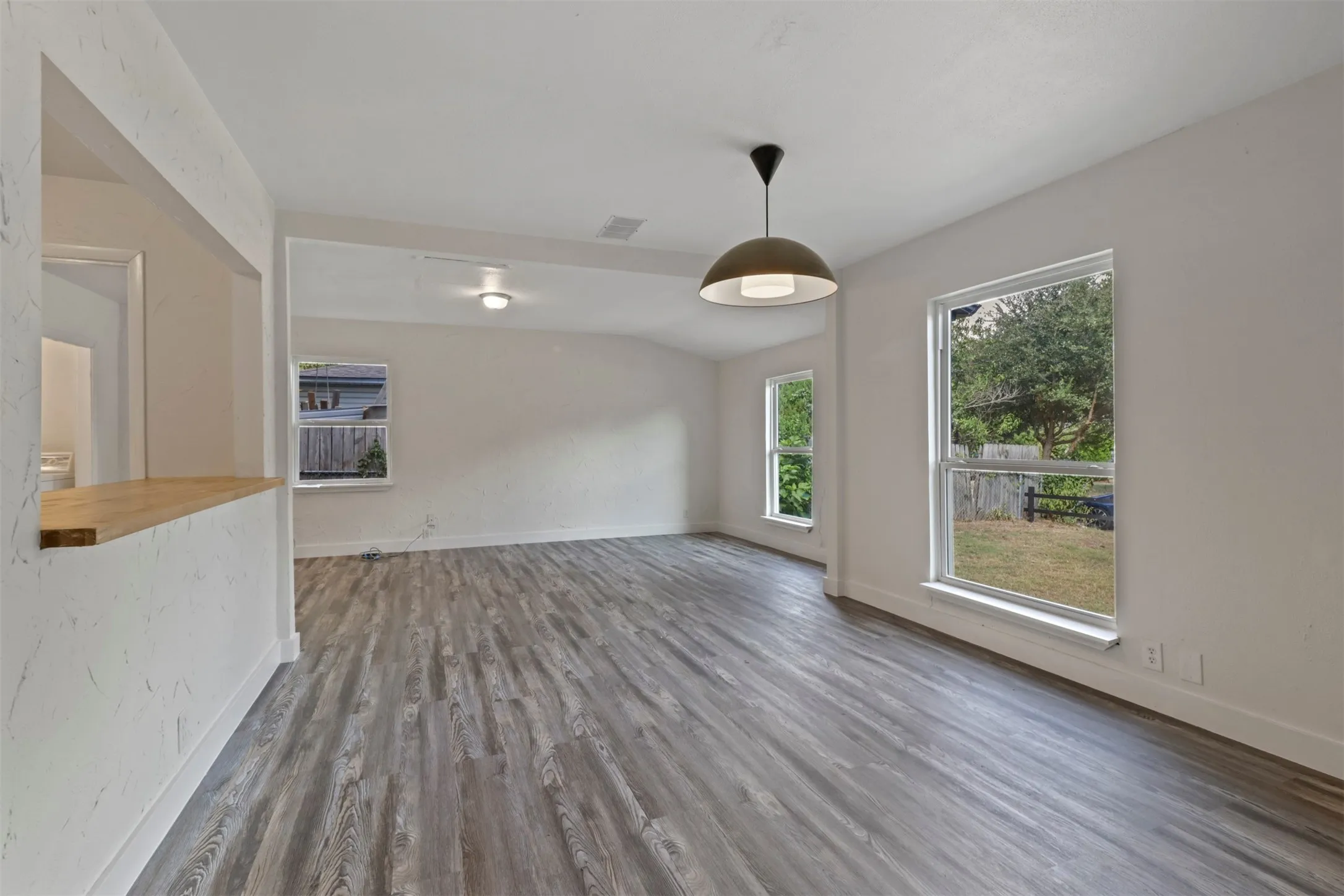 Single Family Residence For Rent in Denton County , 1415 Snyder Street, Denton, Texas 76209, 2 Bedroom, 1 Bathroom, Garage spaces, 1,250 Sqft, built in 1940, mls#21381088, Real Estate Agent in Denton, Homes For Rent in Denton county, Homes For Rent in Denton, Realtor in Denton Texas, Real Estate Brokerage Independent Realty Texas, Luminita Cordes Realtor
