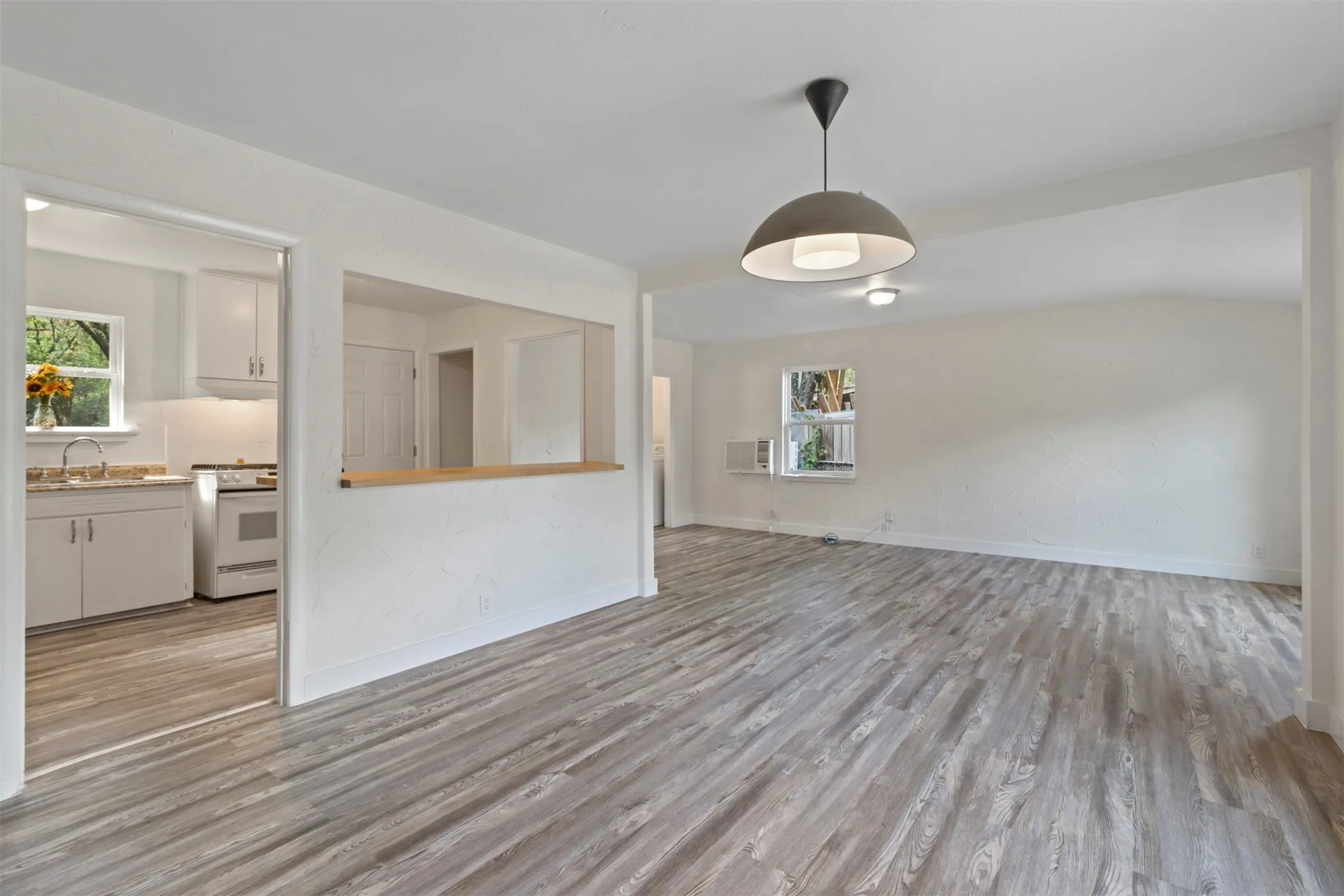 Single Family Residence For Rent in Denton County , 1415 Snyder Street, Denton, Texas 76209, 2 Bedroom, 1 Bathroom, Garage spaces, 1,250 Sqft, built in 1940, mls#21381088, Real Estate Agent in Denton, Homes For Rent in Denton county, Homes For Rent in Denton, Realtor in Denton Texas, Real Estate Brokerage Independent Realty Texas, Luminita Cordes Realtor