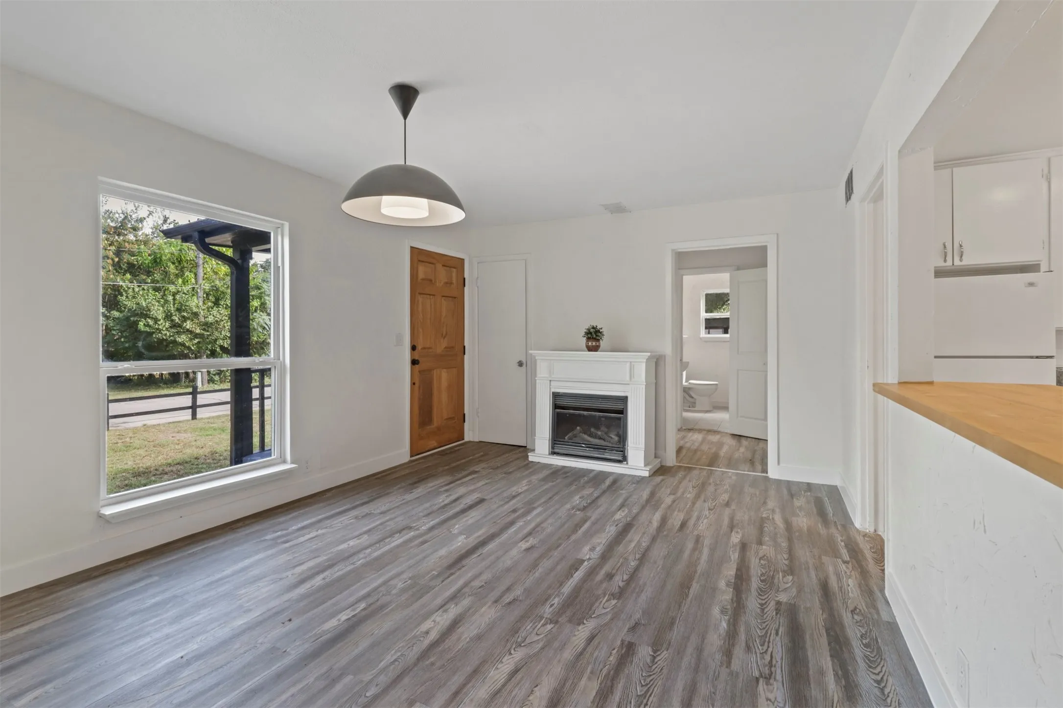 Single Family Residence For Rent in Denton County , 1415 Snyder Street, Denton, Texas 76209, 2 Bedroom, 1 Bathroom, Garage spaces, 1,250 Sqft, built in 1940, mls#21381088, Real Estate Agent in Denton, Homes For Rent in Denton county, Homes For Rent in Denton, Realtor in Denton Texas, Real Estate Brokerage Independent Realty Texas, Luminita Cordes Realtor