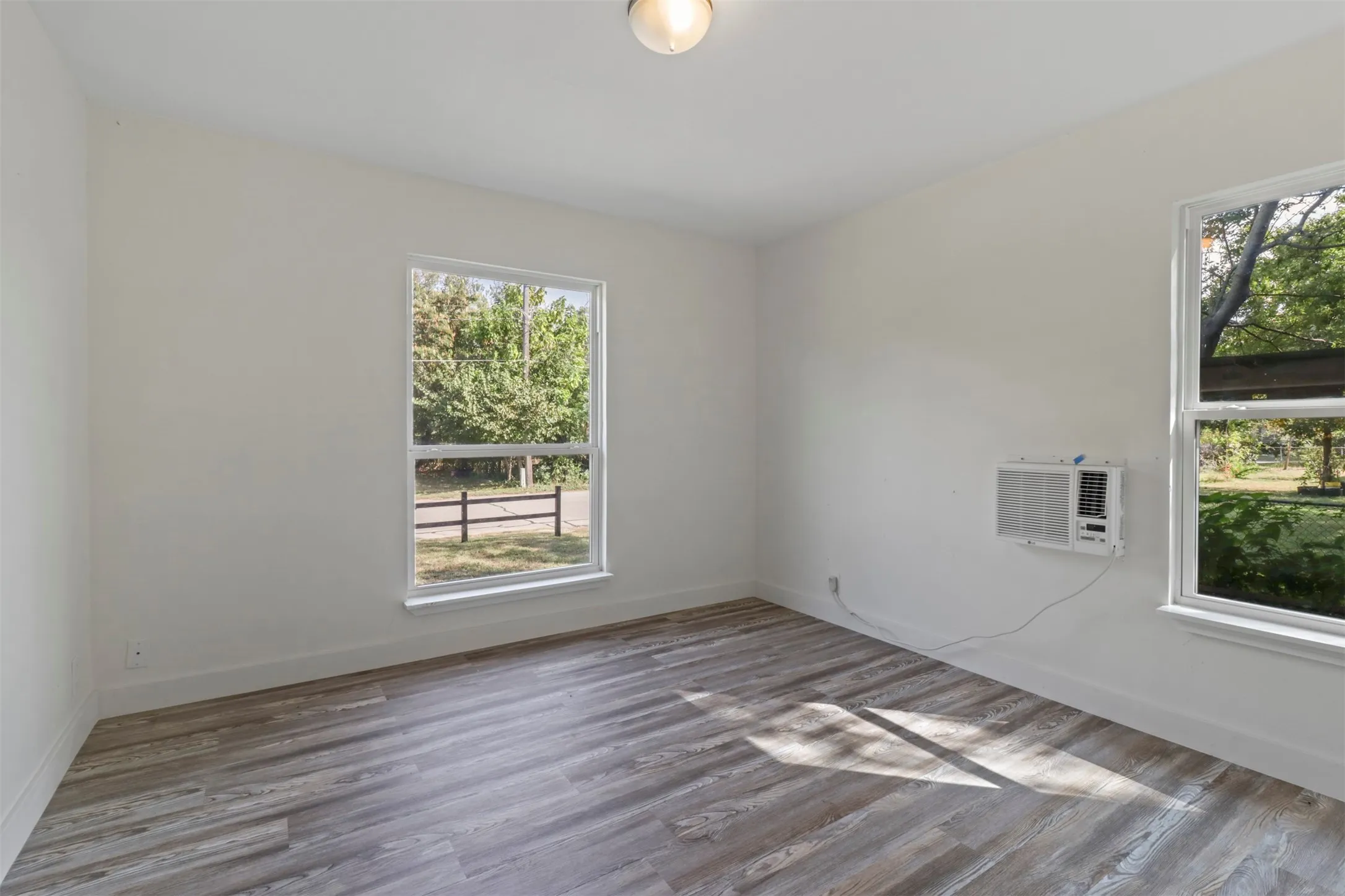 Single Family Residence For Rent in Denton County , 1415 Snyder Street, Denton, Texas 76209, 2 Bedroom, 1 Bathroom, Garage spaces, 1,250 Sqft, built in 1940, mls#21381088, Real Estate Agent in Denton, Homes For Rent in Denton county, Homes For Rent in Denton, Realtor in Denton Texas, Real Estate Brokerage Independent Realty Texas, Luminita Cordes Realtor