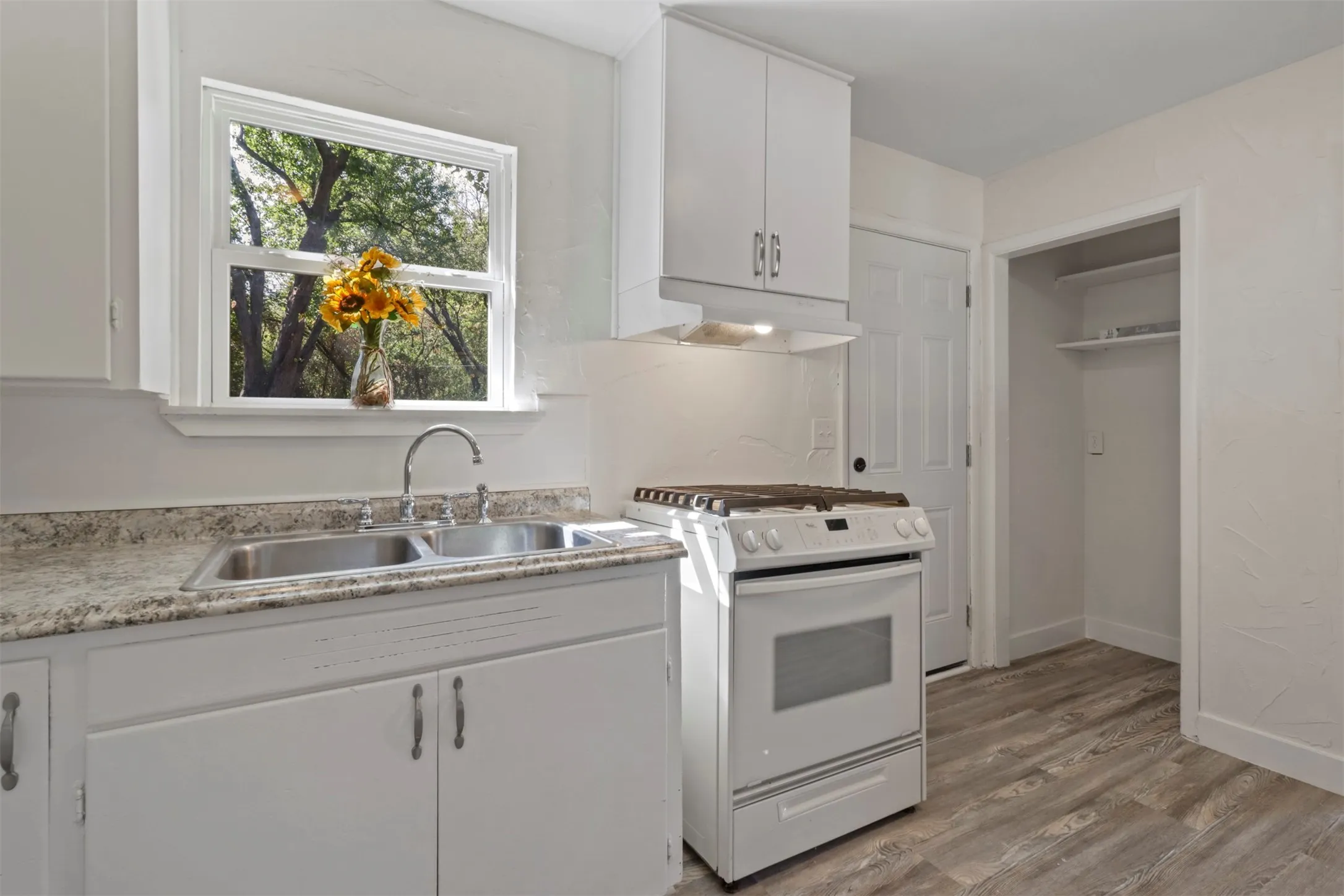 Single Family Residence For Rent in Denton County , 1415 Snyder Street, Denton, Texas 76209, 2 Bedroom, 1 Bathroom, Garage spaces, 1,250 Sqft, built in 1940, mls#21381088, Real Estate Agent in Denton, Homes For Rent in Denton county, Homes For Rent in Denton, Realtor in Denton Texas, Real Estate Brokerage Independent Realty Texas, Luminita Cordes Realtor