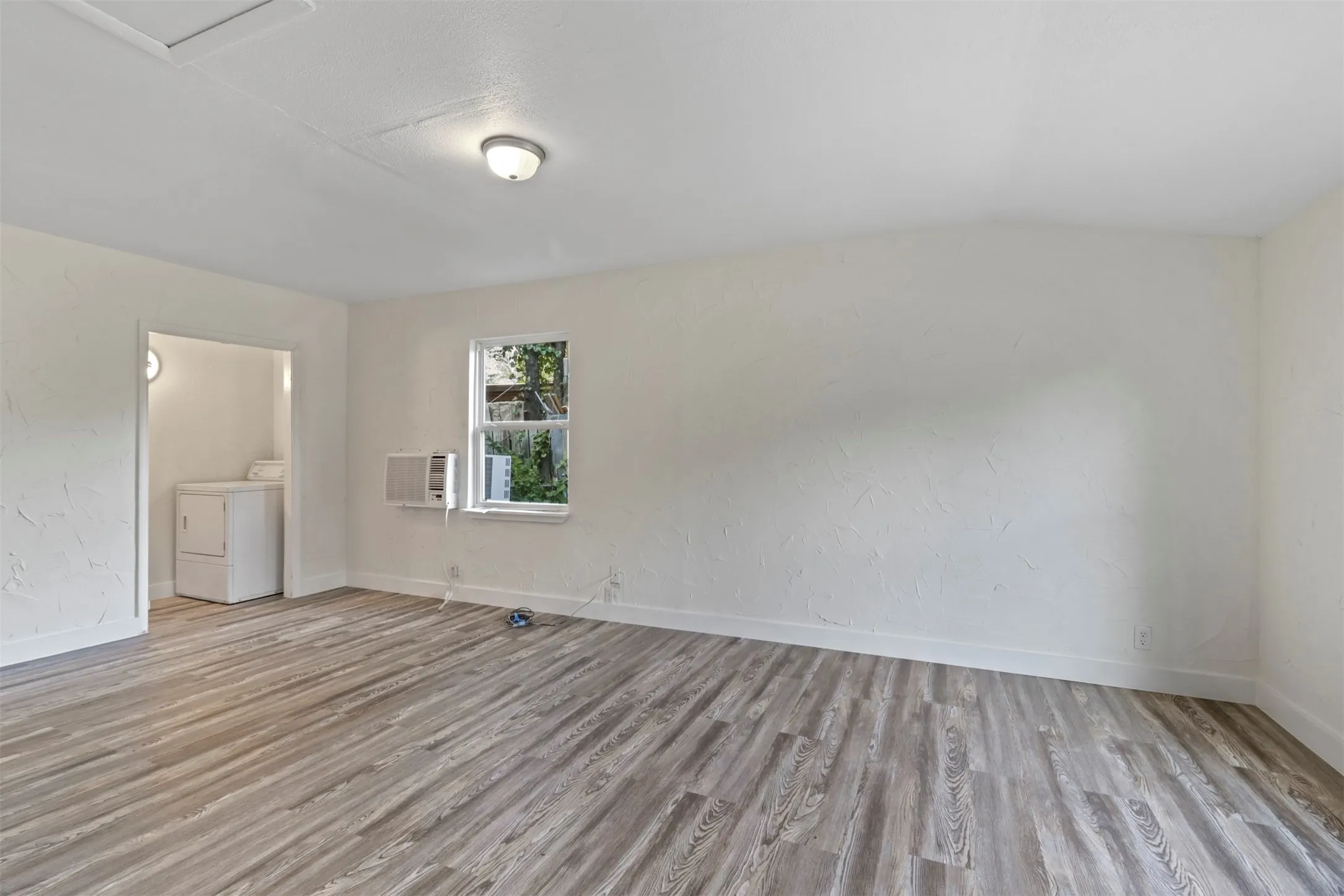 Single Family Residence For Rent in Denton County , 1415 Snyder Street, Denton, Texas 76209, 2 Bedroom, 1 Bathroom, Garage spaces, 1,250 Sqft, built in 1940, mls#21381088, Real Estate Agent in Denton, Homes For Rent in Denton county, Homes For Rent in Denton, Realtor in Denton Texas, Real Estate Brokerage Independent Realty Texas, Luminita Cordes Realtor