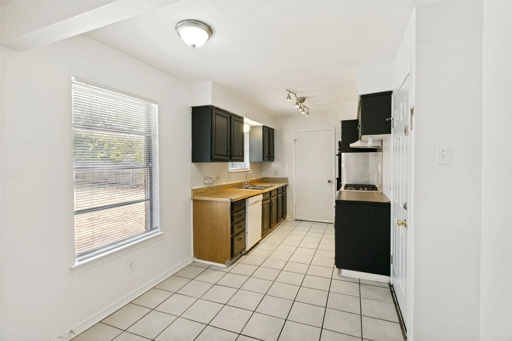 Single Family Residence For Rent in Tarrant County , 5133 Susan Lee Lane, North Richland Hills, Texas 76180, 3 Bedroom, 2 Bathroom, 2 Garage spaces, 1,396 Sqft, built in 1959, mls#21381134, Real Estate Agent in North Richland Hills, Homes For Rent in Tarrant county, Homes For Rent in North Richland Hills, Realtor in North Richland Hills Texas, Real Estate Brokerage Independent Realty Texas, Luminita Cordes Realtor