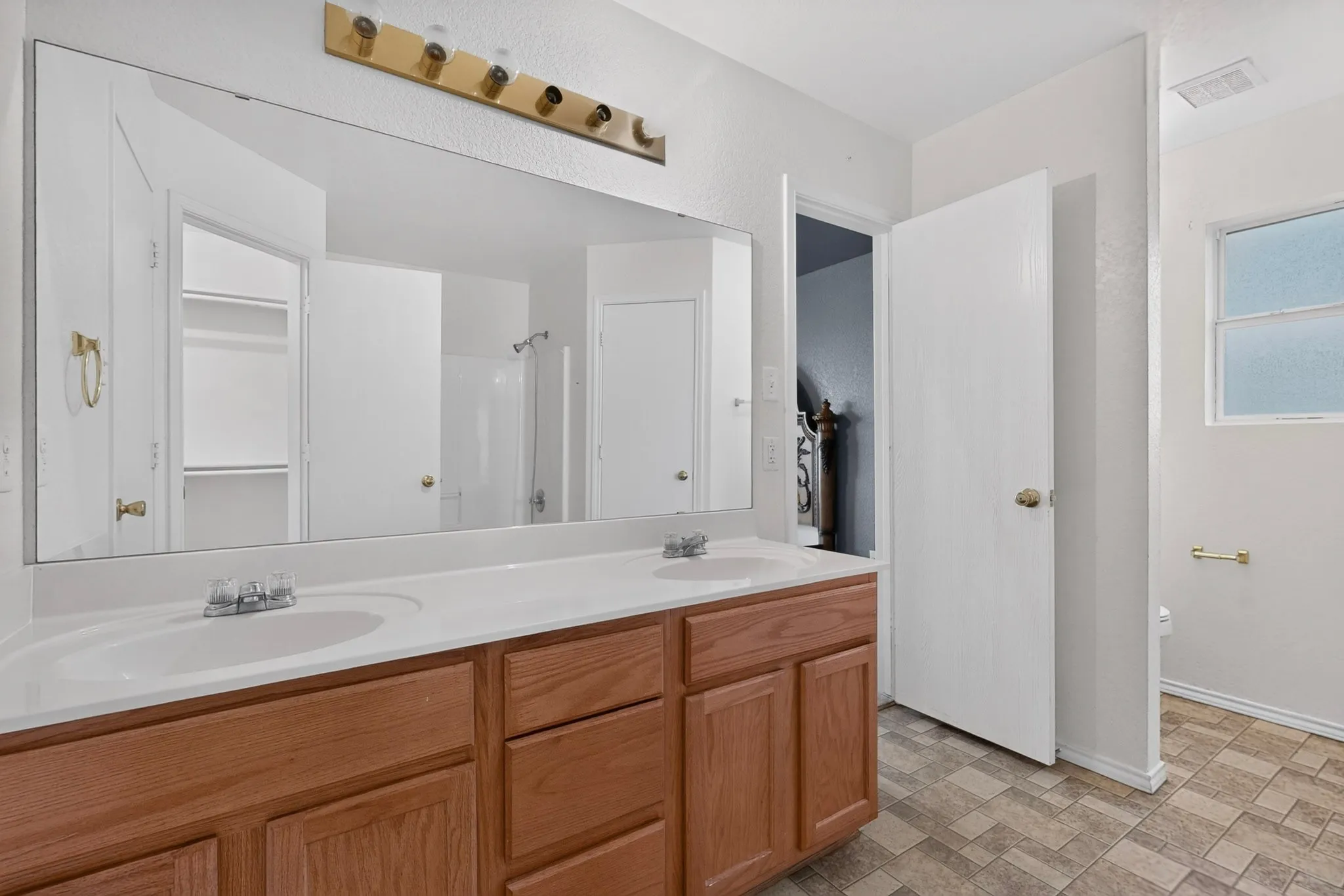 Single Family Residence For Rent in Bell County , 5201 Holster Drive, Killeen, Texas 76549, 4 Bedroom, 2 Bathroom, 2 Garage spaces, 1,918 Sqft, built in 2006, mls#21381137, Real Estate Agent in Killeen, Homes For Rent in Bell county, Homes For Rent in Killeen, Realtor in Killeen Texas, Real Estate Brokerage Independent Realty Texas, Luminita Cordes Realtor