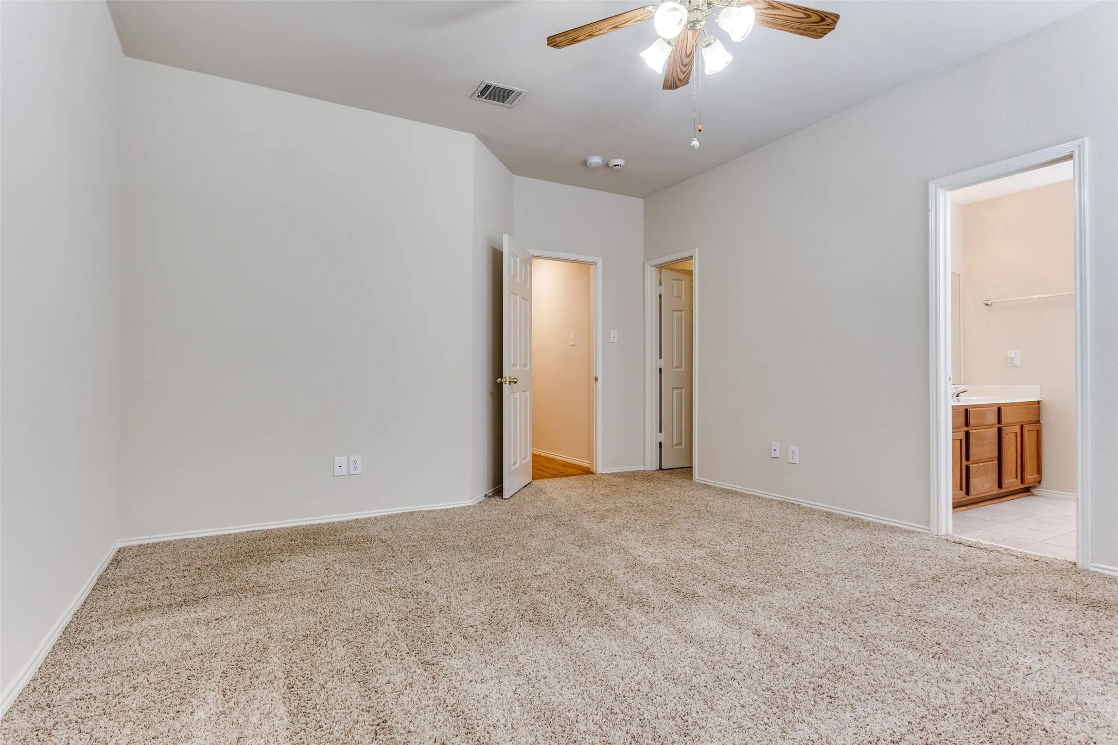 Single Family Residence For Rent in Denton County , 9710 Revolution Way, Frisco, Texas 75033, 4 Bedroom, 2 Bathroom, 2 Garage spaces, 1,960 Sqft, built in 2003, mls#21377109, Real Estate Agent in Frisco, Homes For Rent in Denton county, Homes For Rent in Frisco, Realtor in Frisco Texas, Real Estate Brokerage Independent Realty Texas, Luminita Cordes Realtor