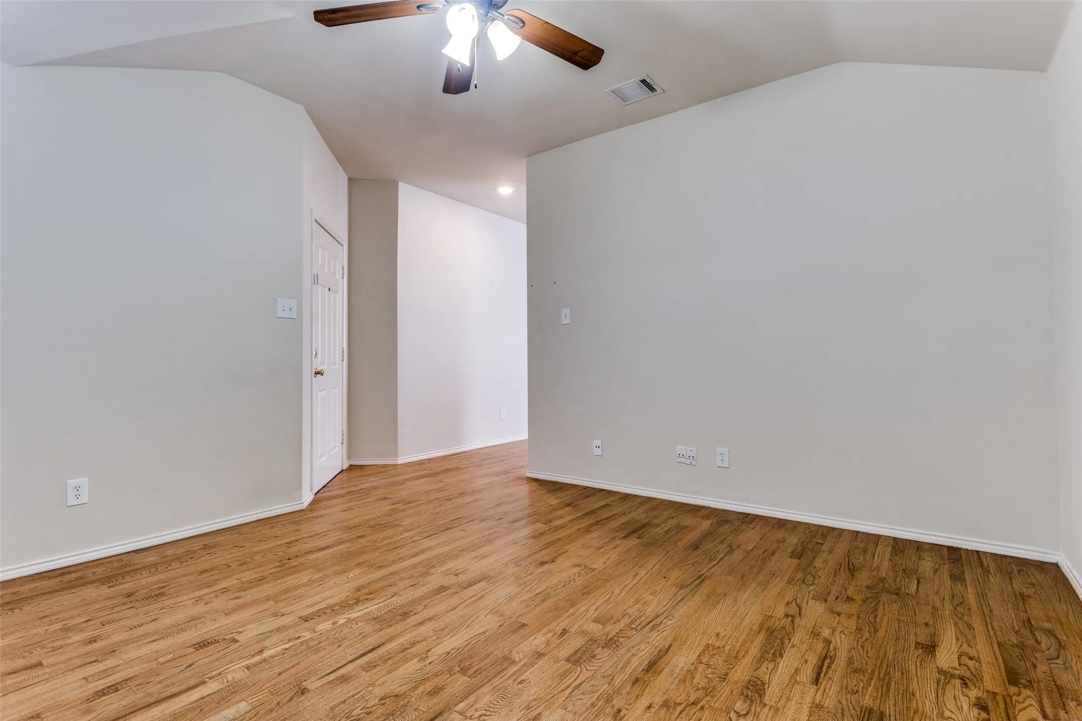 Single Family Residence For Rent in Denton County , 9710 Revolution Way, Frisco, Texas 75033, 4 Bedroom, 2 Bathroom, 2 Garage spaces, 1,960 Sqft, built in 2003, mls#21377109, Real Estate Agent in Frisco, Homes For Rent in Denton county, Homes For Rent in Frisco, Realtor in Frisco Texas, Real Estate Brokerage Independent Realty Texas, Luminita Cordes Realtor